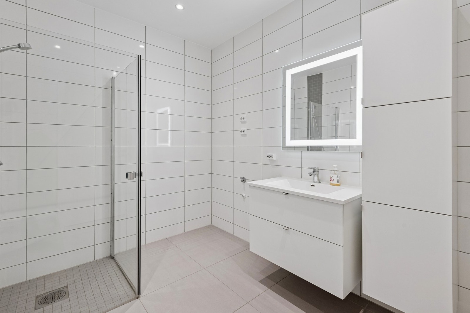 På badet har man opplegg for vaskemaskin. Galleribilde