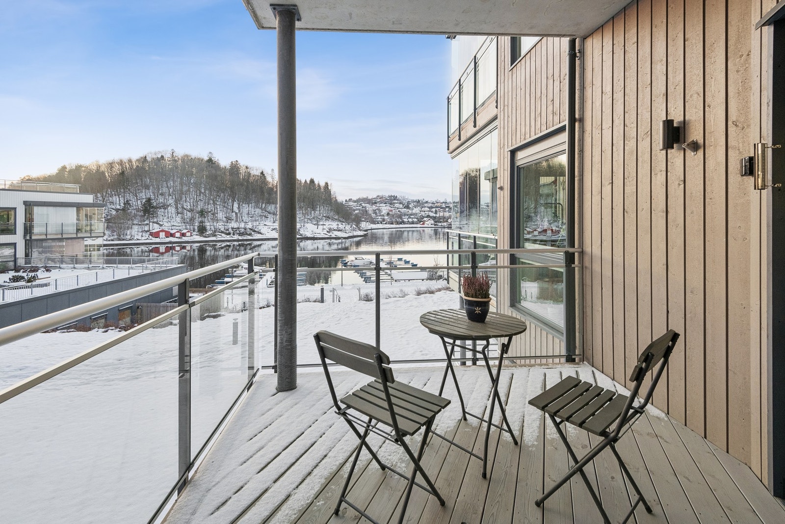 På verandaen har man god plass til utemøbler etter eget ønske. I tillegg til egen veranda, har man tilgang til felles takterrasse. Galleribilde