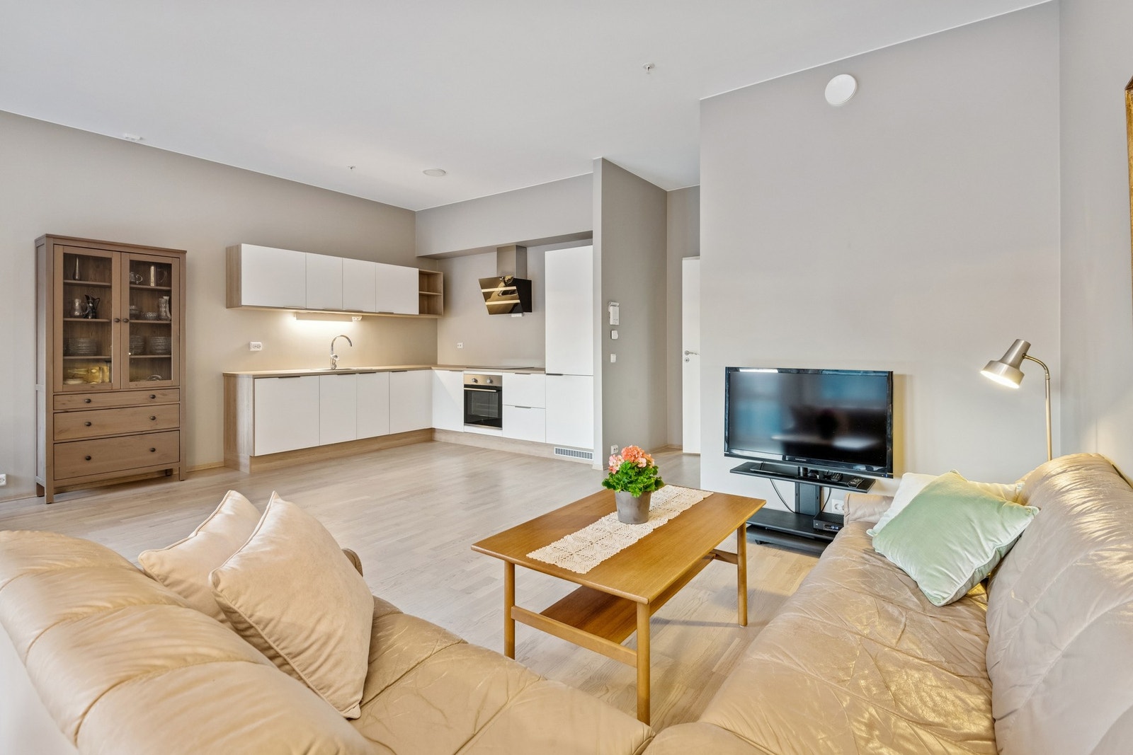 Romslig stue med åpen løsning og god plass til valgfri møblering. Galleribilde