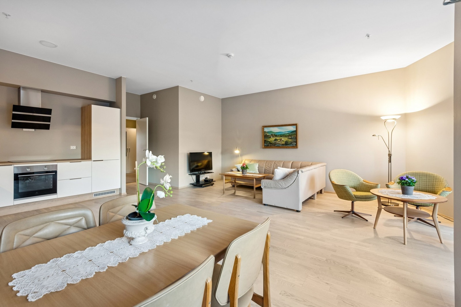 Felleskostnadene inkluderer bl.a TV/internett, kommunale avgifter og a-konto oppvarming. Galleribilde