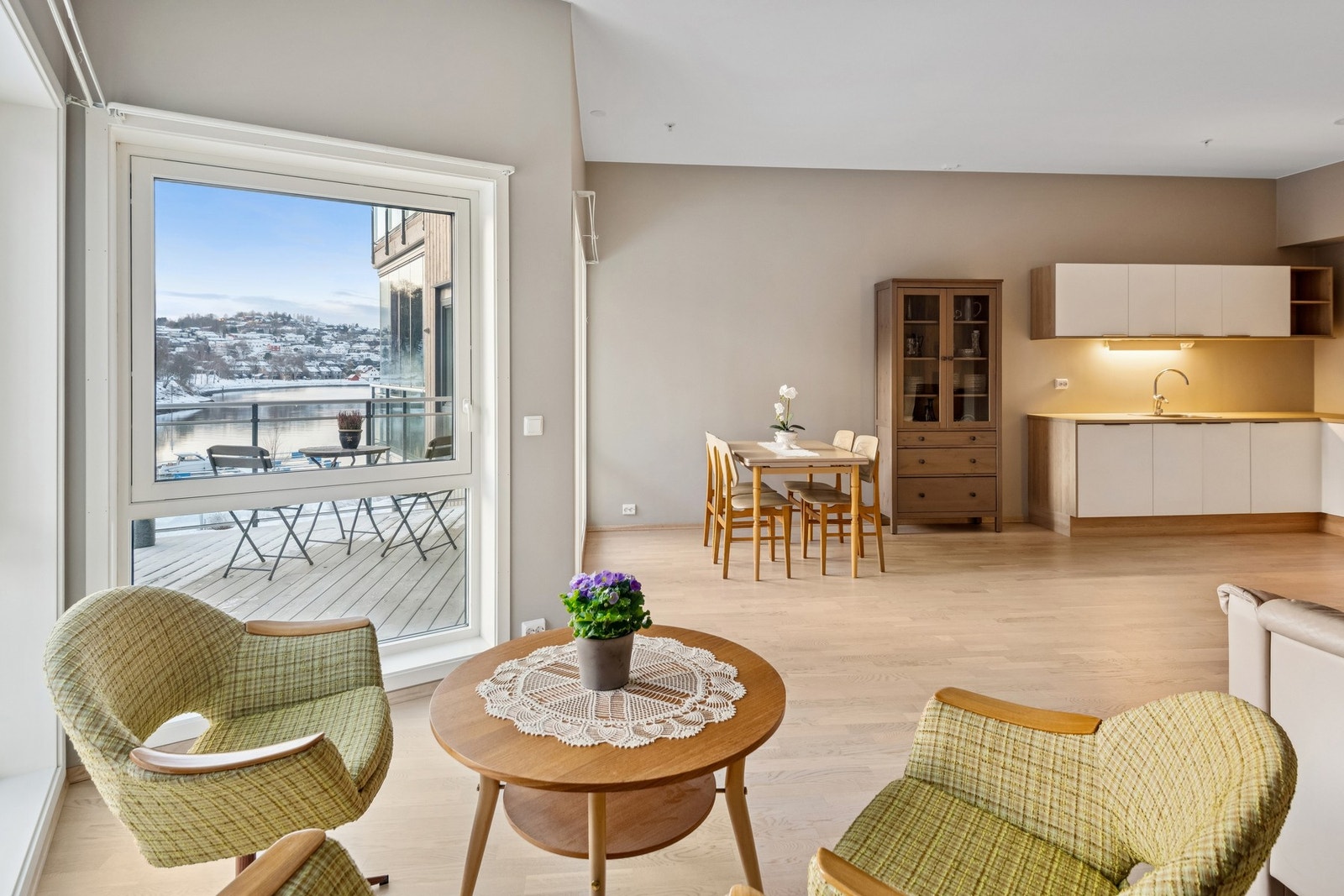 Fra stuen kan man nyte flott utsikt. Galleribilde