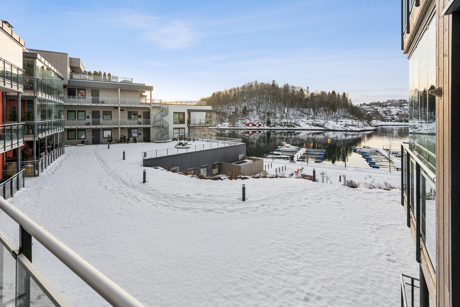 Fra boligen har man flott utsikt og korte avstander til flere flotte tur og rekreasjonsmuligheter. Galleribilde