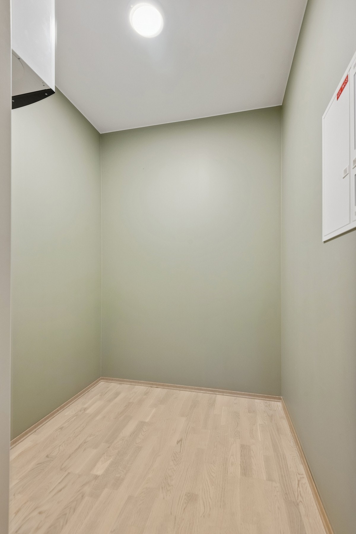 Tekniskrom/ bod i leiligheten. I tillegg disponerer leiligheten egen bod felleskjeller. Galleribilde