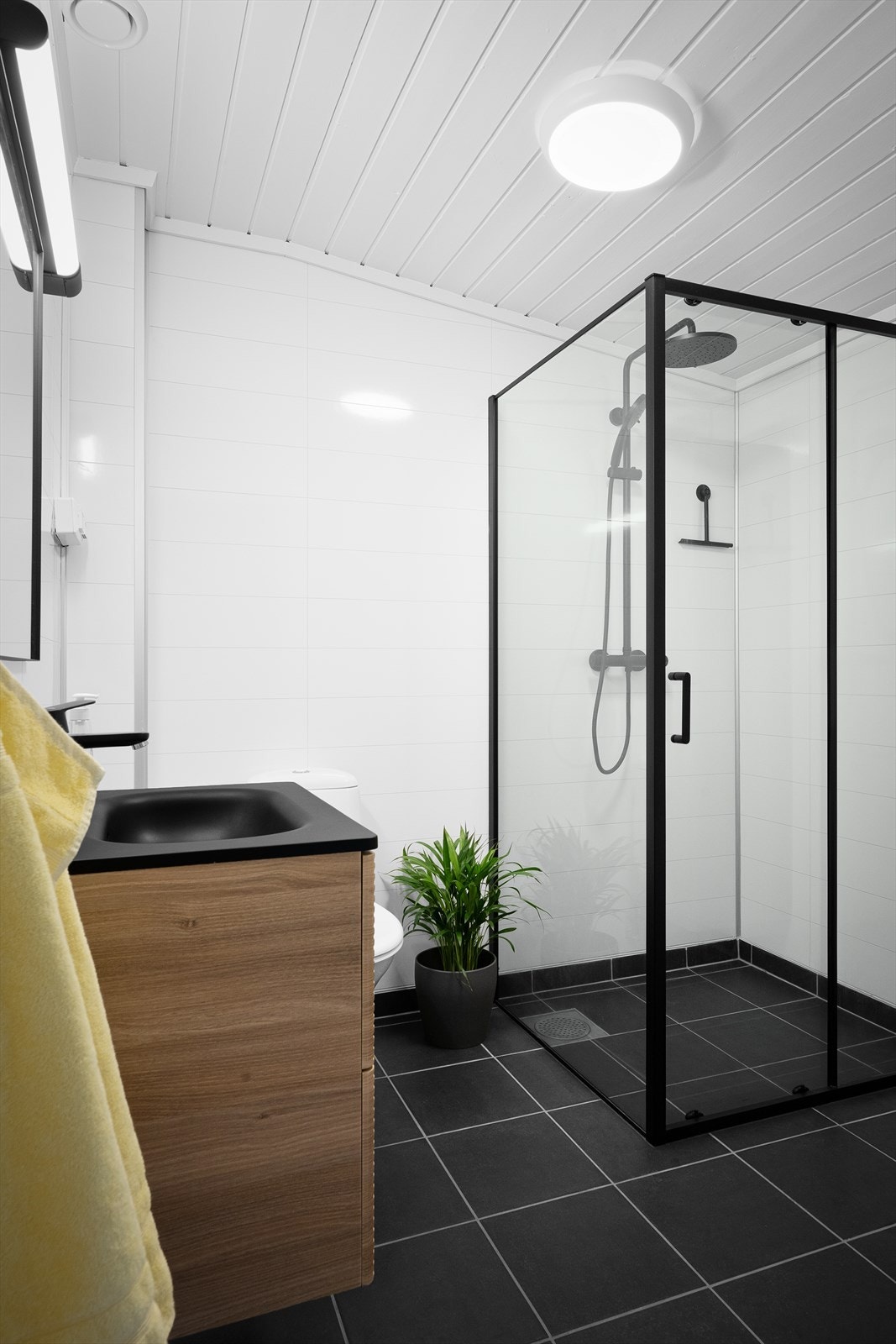 Innbydende og delikat baderom oppe ifbm 3 soverom. 1 av 3 bad i huset. Galleribilde