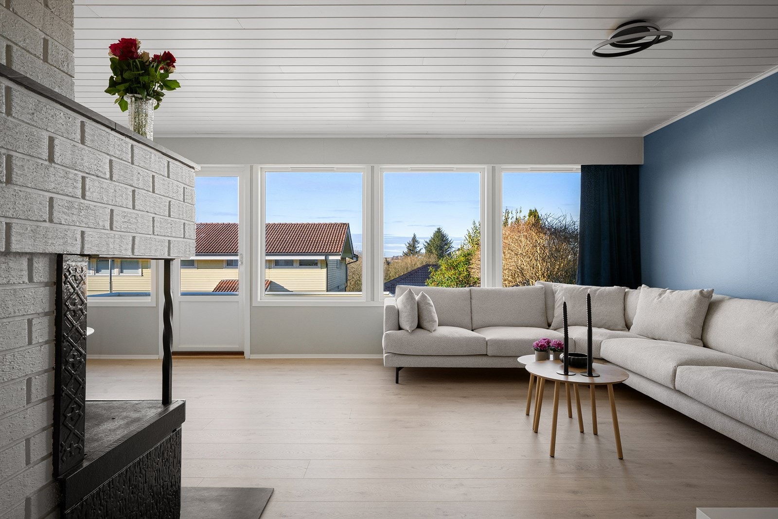 Mye naturlig lys og fin flyt mellom inne og ute. En stue med flere soner for møblering. Varmepumpe og peis. Galleribilde