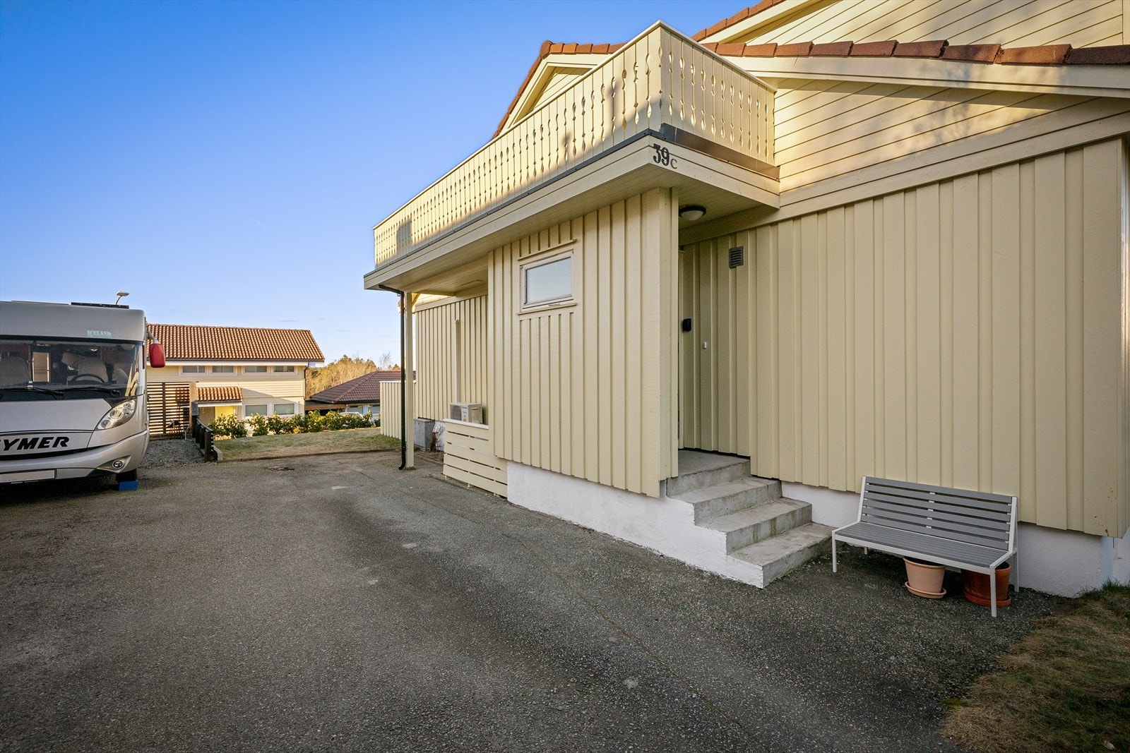 Parkering i egen gård, samt garasje i rekke. Inngangstrapp får pålagt skifer som eier har bestilt. Galleribilde