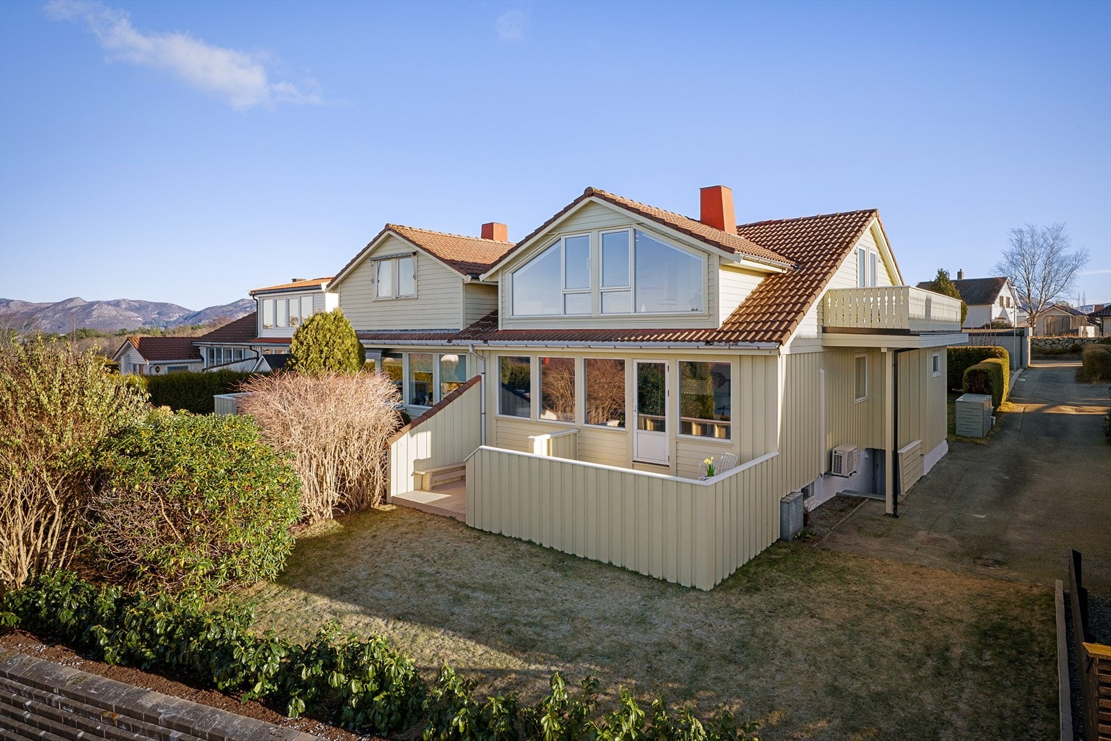 Dan Chruickshank presenterer: Pent modernisert familiebolig m/luftig utsikt og skjermet hage innerst i blindvei. 4(5) sov/stuer/3 wc. Enkel logistikk. Garasje. (Foto: Stian Dirdal.) Galleribilde