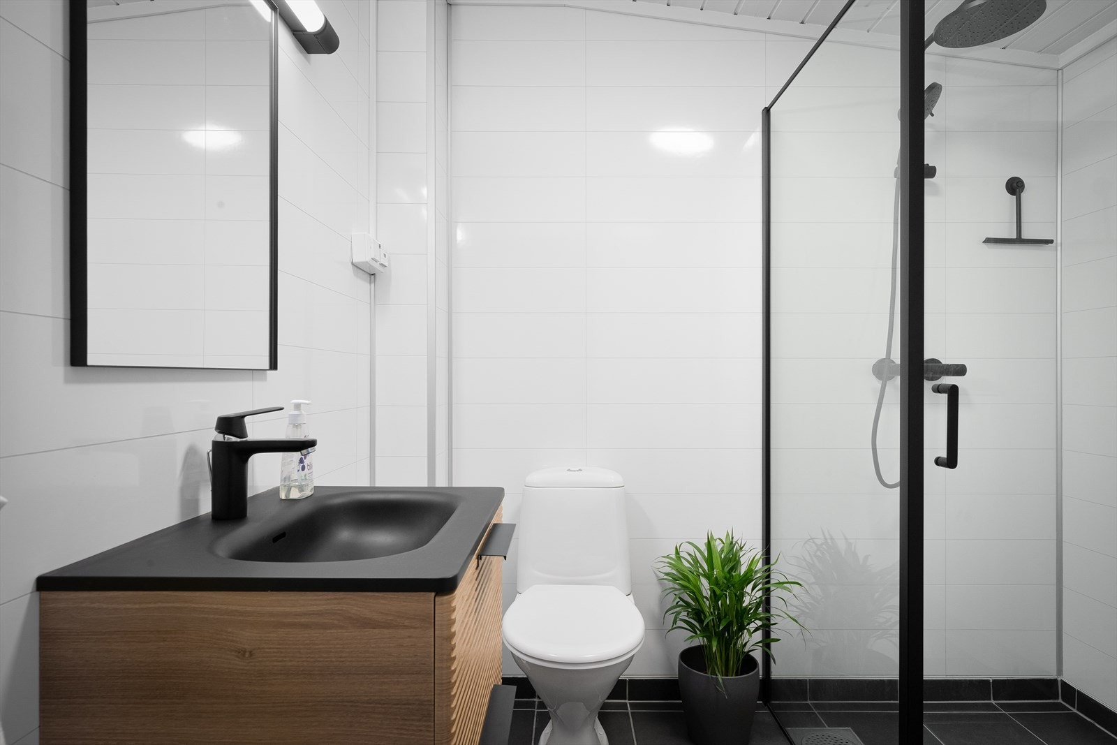 Innbydende og delikat bad med vannfallsdusj og tidsriktig uttrykk. Galleribilde