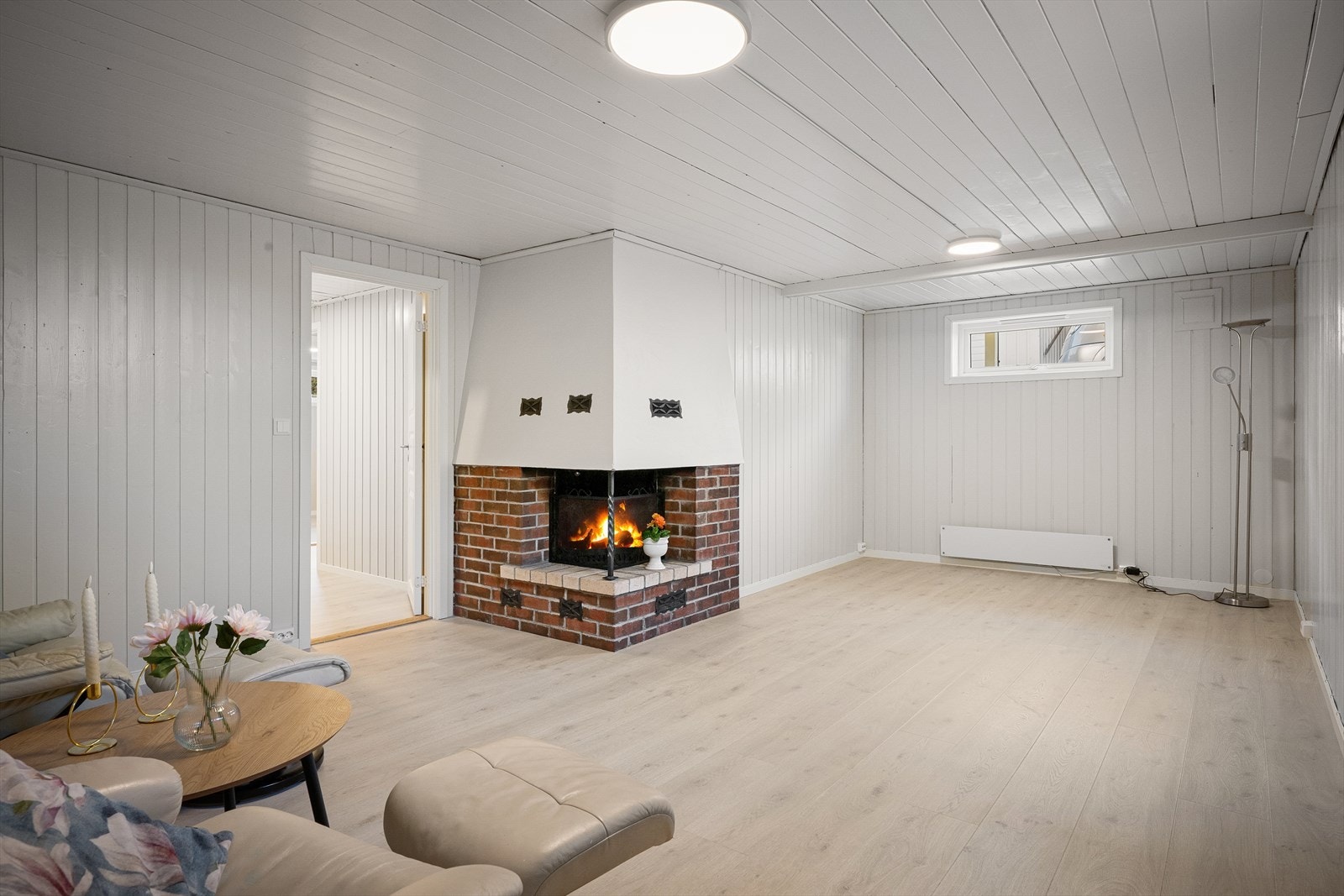 Stor kjellerstue med peis. Pent 1-stavs gulv og tidsriktig malt opp. Rikelig med plass til flere soner møblering gir svært gode bruksmuligheter. (Byggemeldt hobbyrom.) Galleribilde