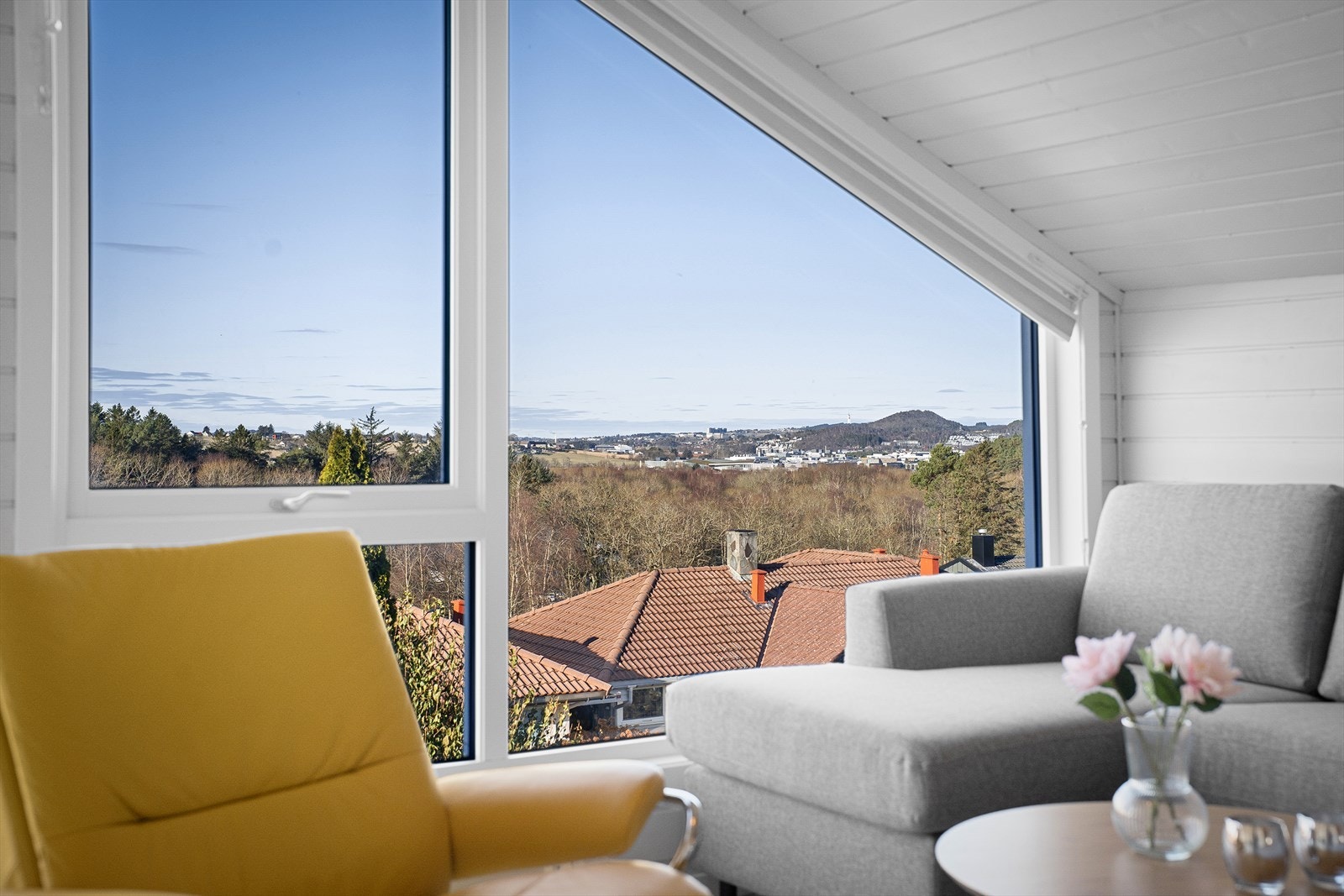 Nydelig utsikt mot Rundeskogen og videre til Lura og Gausel. En herlig stue med god plass til både stor sofagruppe og gamingplass. Galleribilde