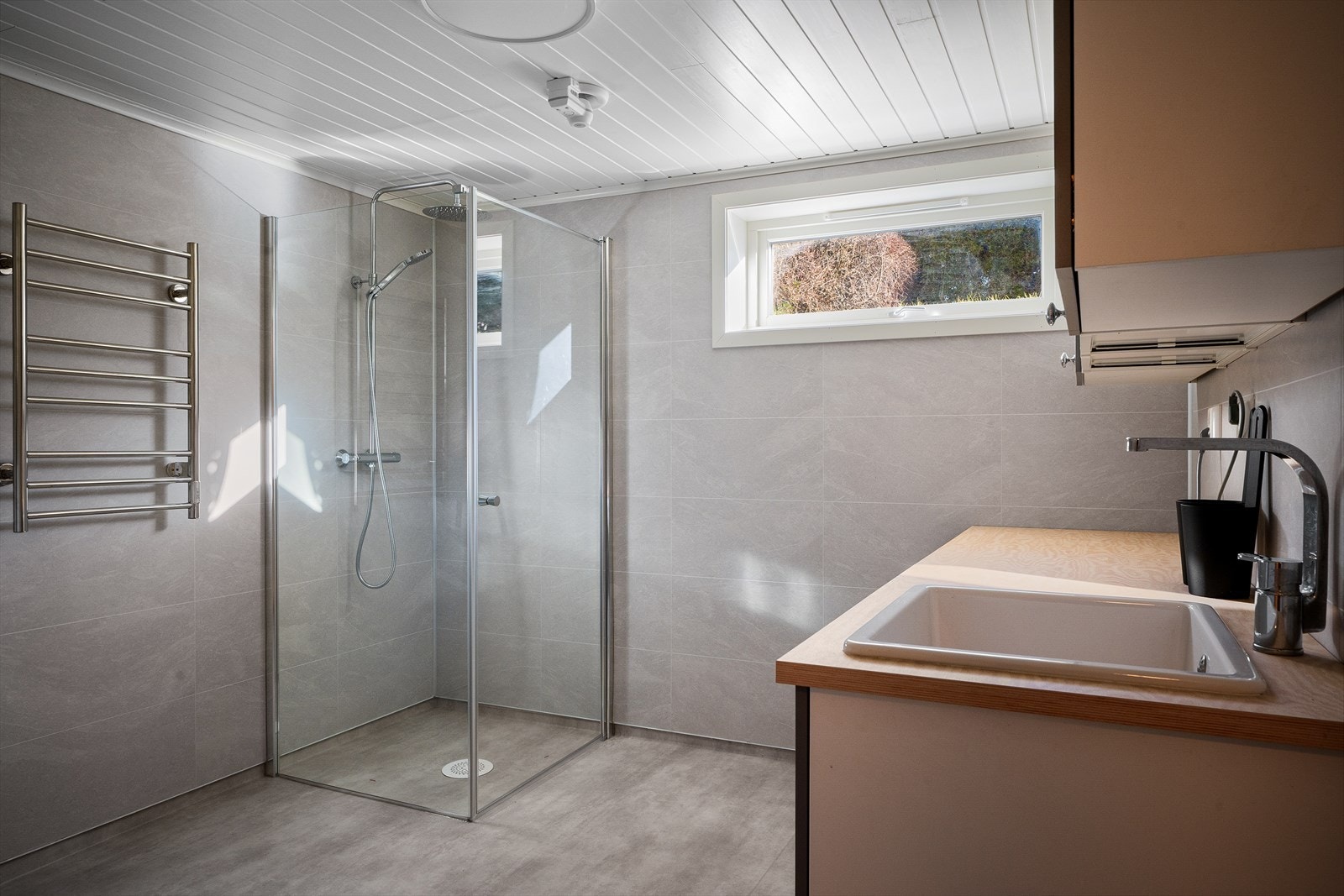 Nytt i 2025. Håndklevarmer, dusjsone, god arbeidsbenk og utslagsvask. Kombinert vaskerom med plass til mer kommode/lagring. Galleribilde