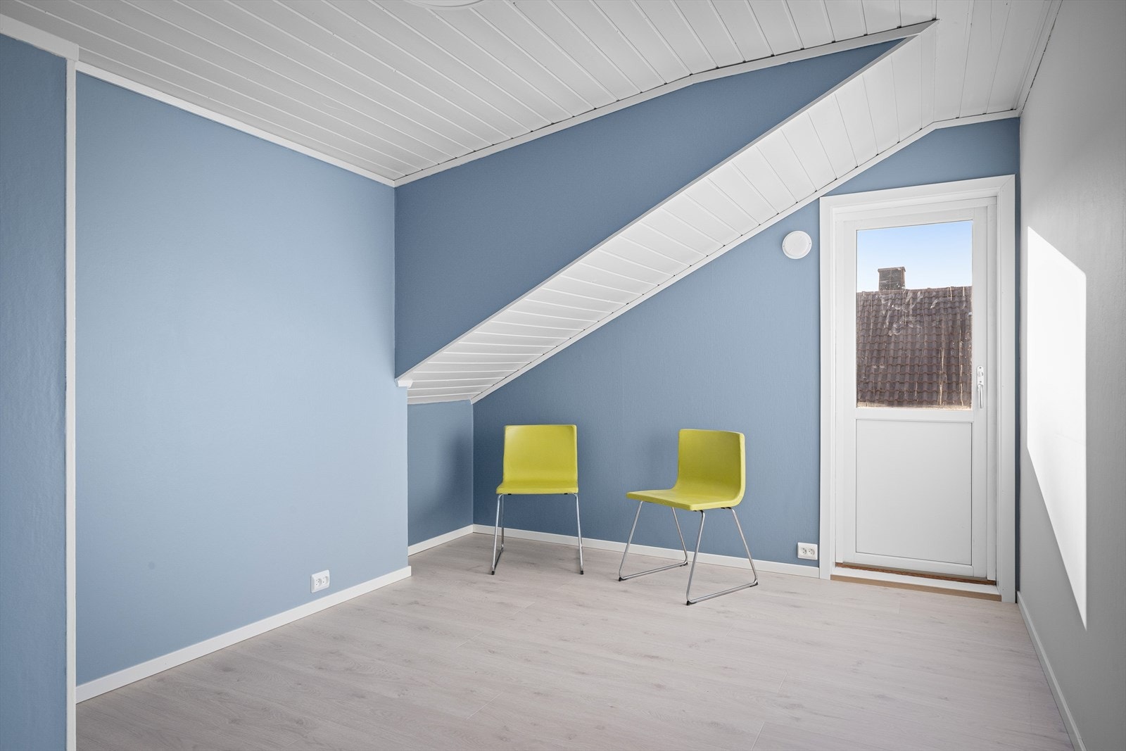 1 av 3 soverom oppe hvorav to har utgang til stor terrasse med nydelig utsikt og strålende sol til sen kveld. Galleribilde