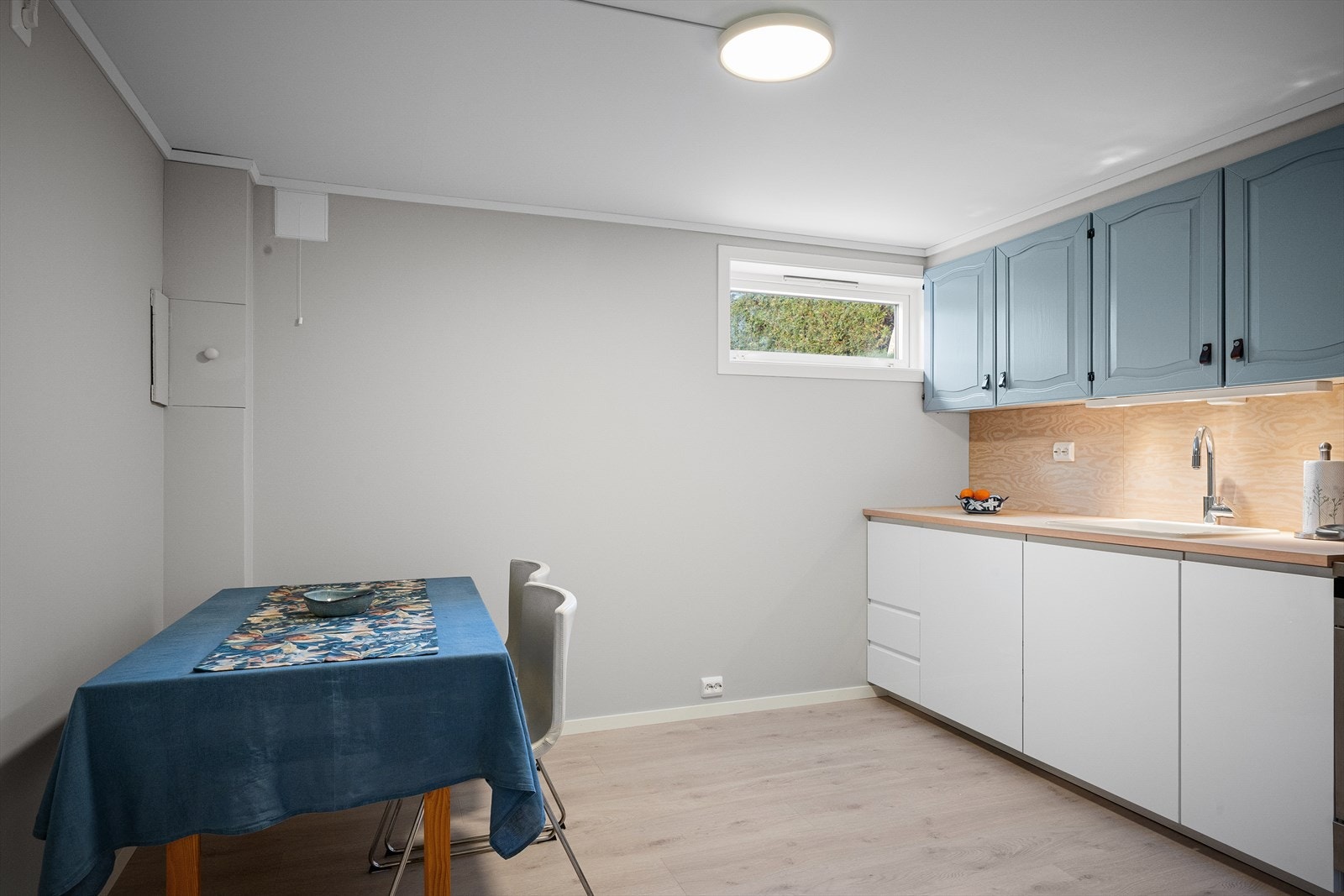 Eget kjøkken med spiseplass gjør etasjen komplett. Her er underskap og benk nytt, og overskap gjenbrukt. Naturlig lys via lite vindu. Galleribilde