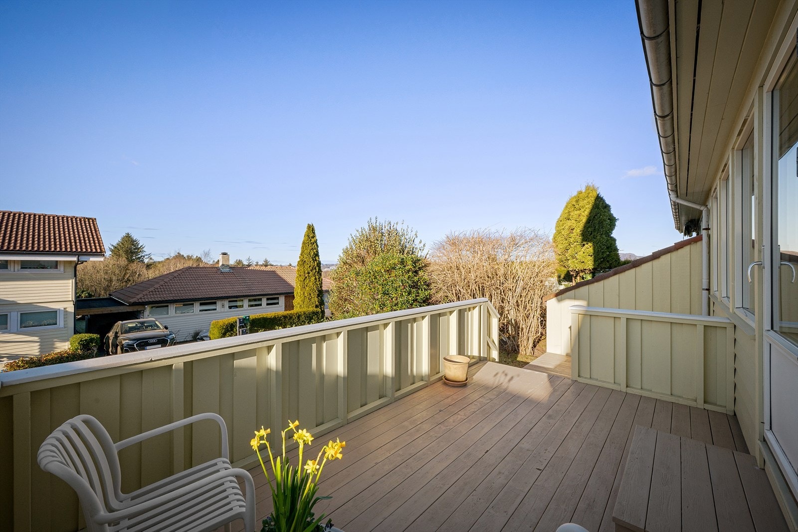 Romslig terrasse med luftig utsyn og herlige solforhold til sen kveld. Oversikt over egen skjermet hage med trygge forhold for barn eller hund. Galleribilde