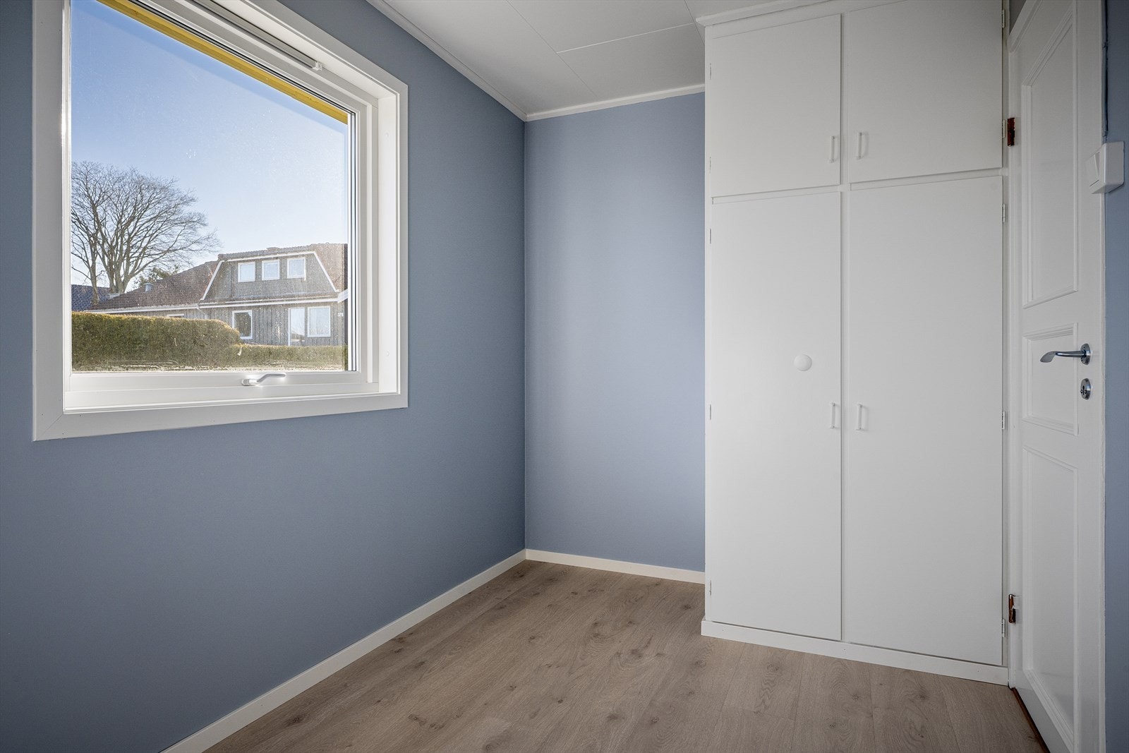 Soverom i første etasje gjør det komplett med alt på ett plan. Så har du flere soverom til i huset for naturlig bruk gjennom ulike livsfaser med eller uten små barn. Galleribilde