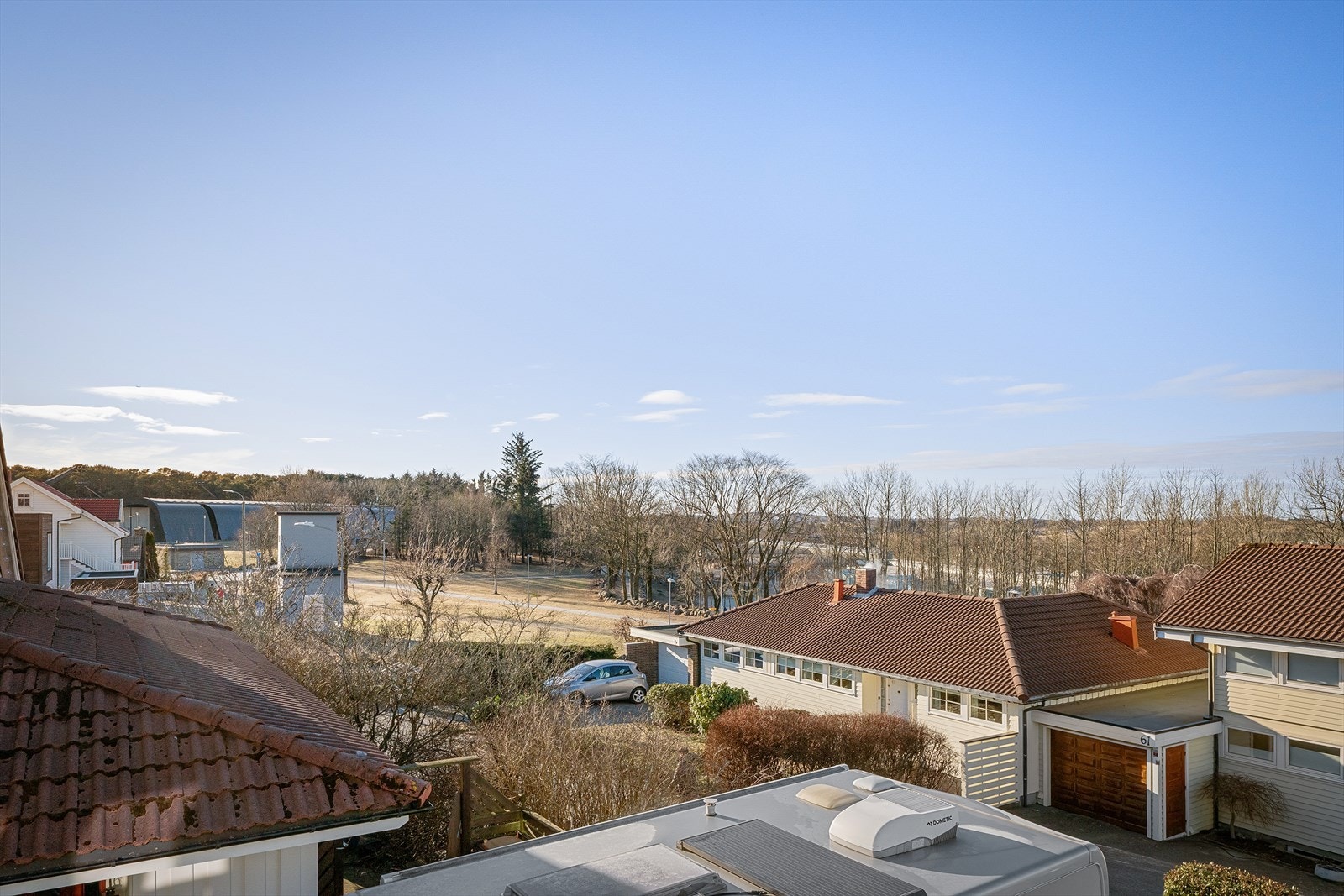 Et steinkast fra idrettsområder, tennisbaner, Sandnes stadion m.m. Stor terrasse ut fra soverom oppe har god plass for flere sittegrupper. Her nyter du solen til ca kl 22/22:30 sommerstid. Galleribilde