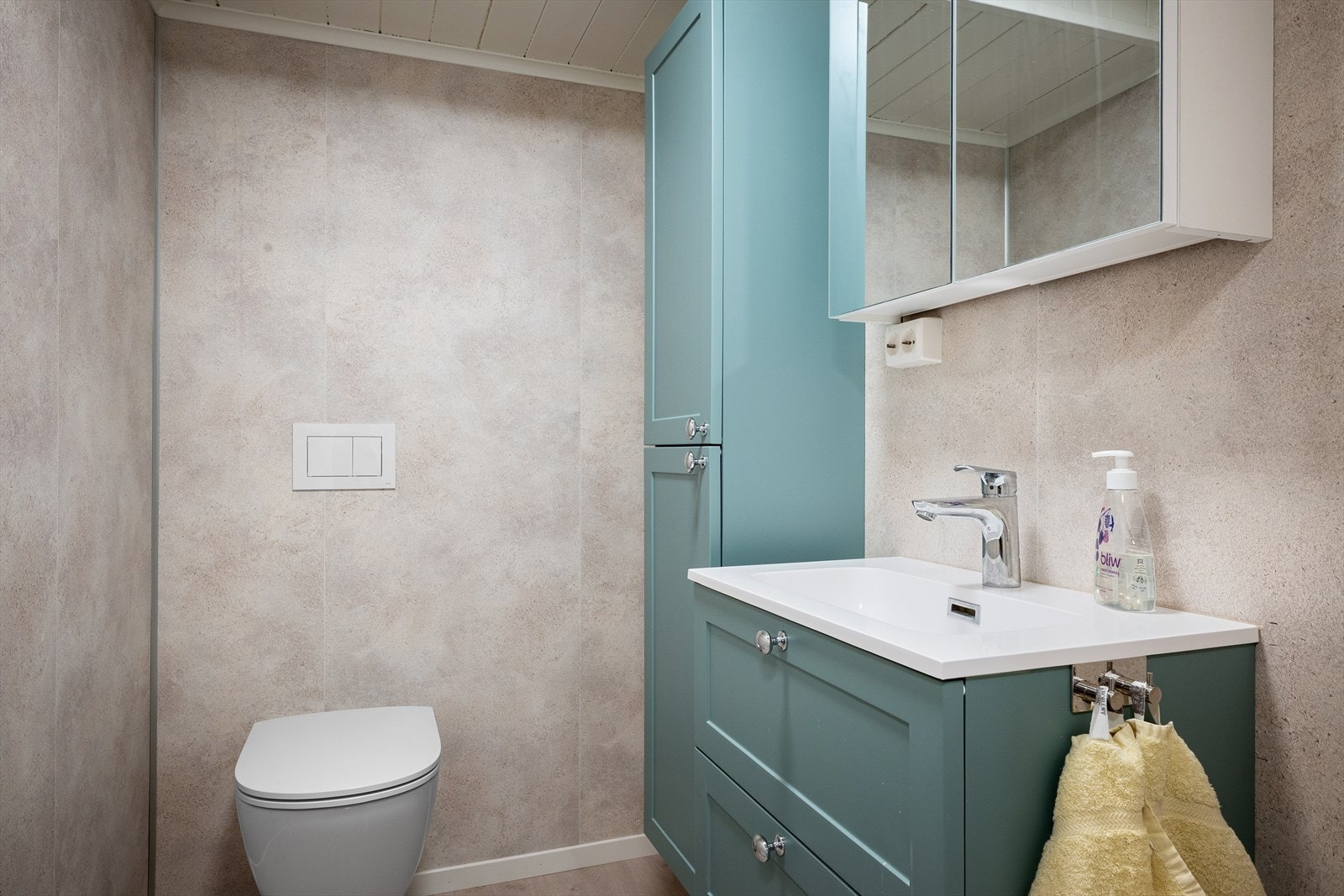 Gjestetoalett med mye god skapplass inkludert veggskap, speilskap og seksjon. Nytt i 2025. Galleribilde