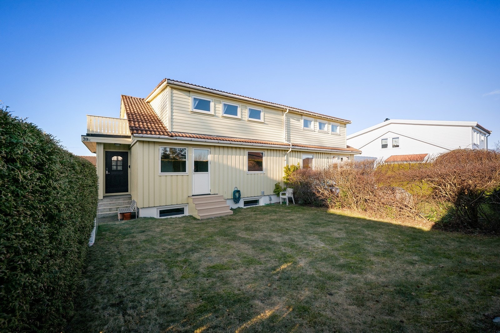 Rett ut fra kjøkken - Hage på begge sider av boligen, lettstelt og skjermet - gir boltreplass for enhver anledning og enkelt å ha besøk. Fint for barn eller hund å springe litt rundt. Galleribilde