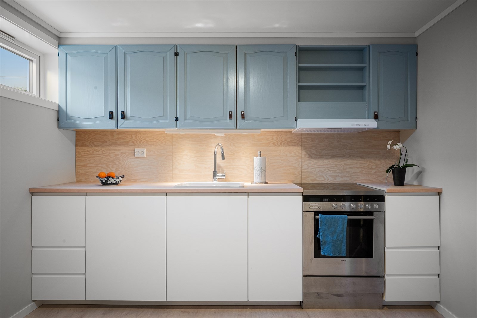 Eget kjøkken med spiseplass gjør etasjen komplett. Her er underskap og benk nytt, og overskap gjenbrukt. Naturlig lys via lite vindu. Galleribilde