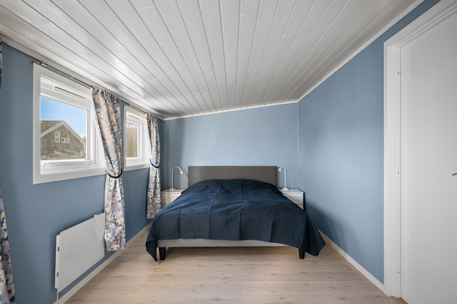 1 av 3 soverom oppe er meget romslig og perfekt for kombinasjonsbruk for ungdom. Her har du plass til både gamingpult, en toseter med tv og seng. Rikelig med skapplass integrert. Galleribilde