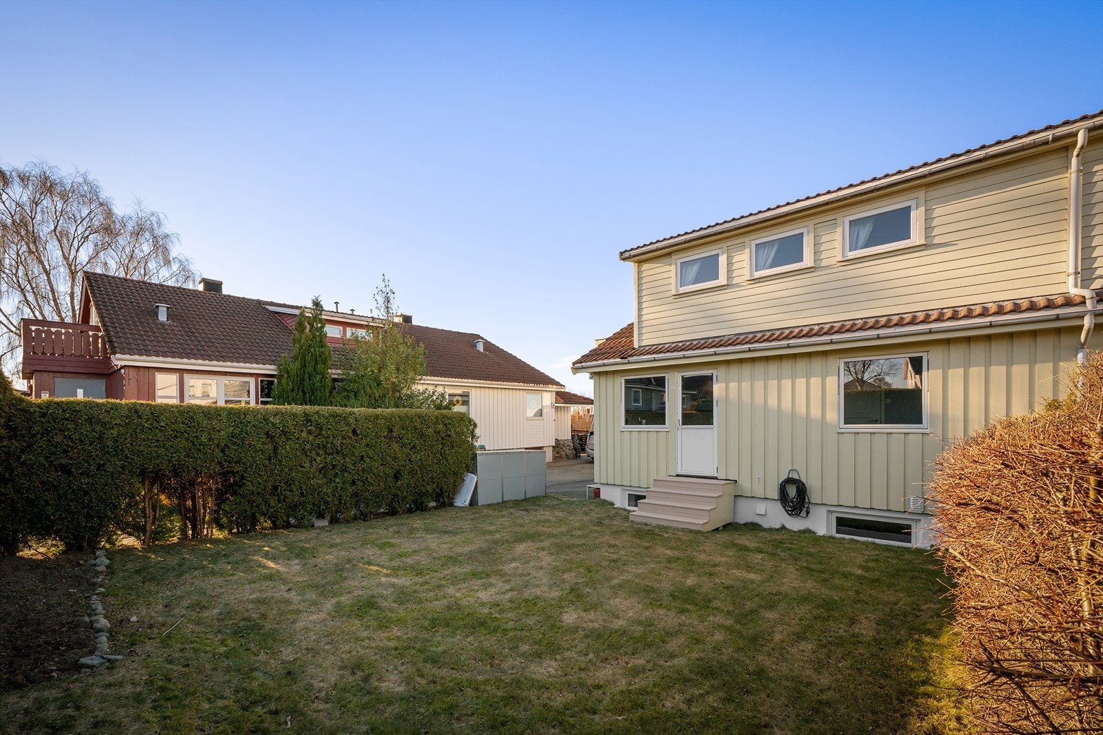 Lettstelt og herlig hage på begge sider av boligen gir boltreplass for enhver anledning. Galleribilde