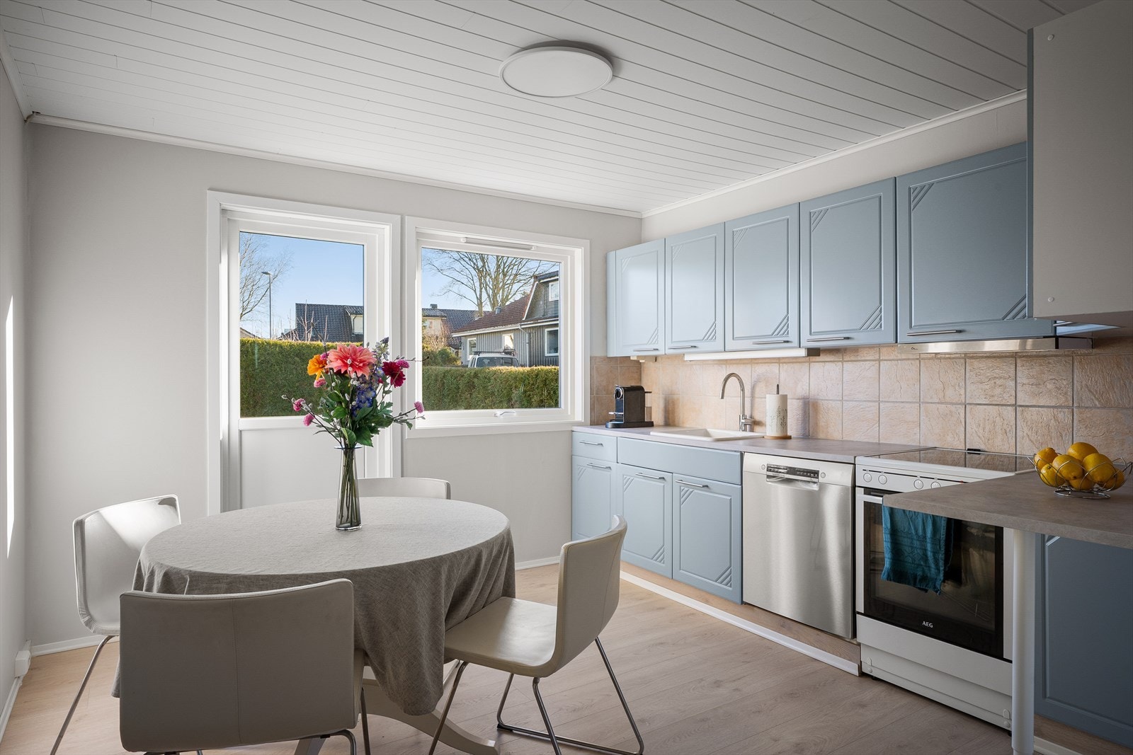 Et trivelig kjøkken med spiseplass i midten og direkte tilkomst til hage for å nyte maten ute på fine dager. Galleribilde