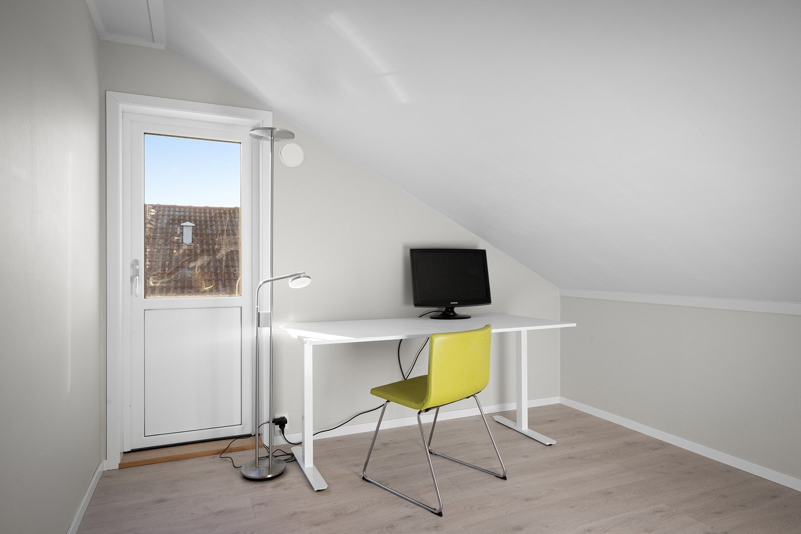 1 av 3 soverom oppe hvorav to har utgang til stor terrasse med nydelig utsikt og strålende sol til sen kveld. Galleribilde