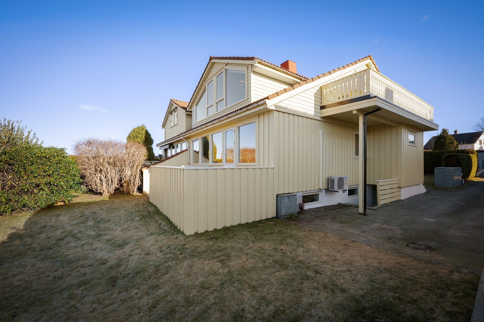 Oppstillingsplasser ved inngangsparti og fine uterom for enhver anledning. Galleribilde