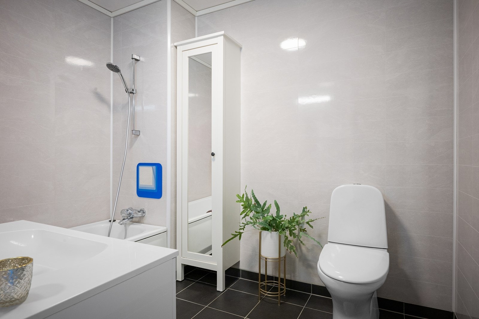 1 av 3 bad. Her i hovedetasjen plassert ved soverom. Da har du alt på ett plan. Galleribilde