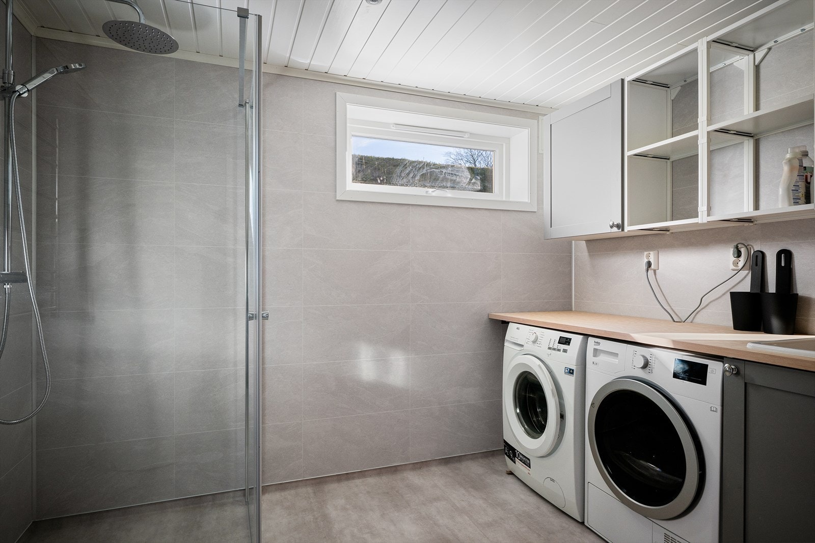 Nytt i 2025. Håndklevarmer, dusjsone med vannfallsdusj, god arbeidsbenk og utslagsvask. Kombinert vaskerom med plass til mer kommode/lagring. Galleribilde