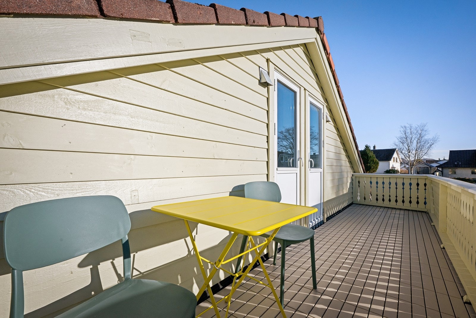 Stor terrasse ut fra soverom oppe har god plass for flere sittegrupper. Her nyter du solen til ca kl 22/22:30 sommerstid. Galleribilde