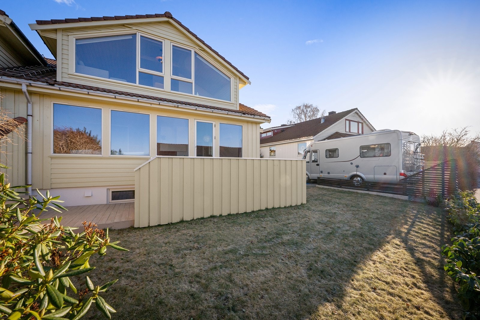 Romslig terrasse med luftig utsyn og herlige solforhold til sen kveld. Oversikt over egen skjermet hage med trygge forhold for barn eller hund. Galleribilde