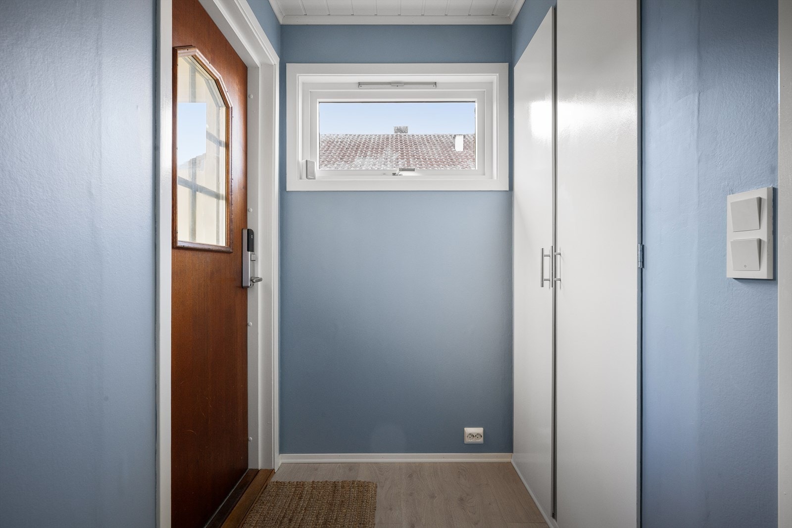 Gang/entre med god skapplass og dør inn til stuen som kan lukkes av. Galleribilde