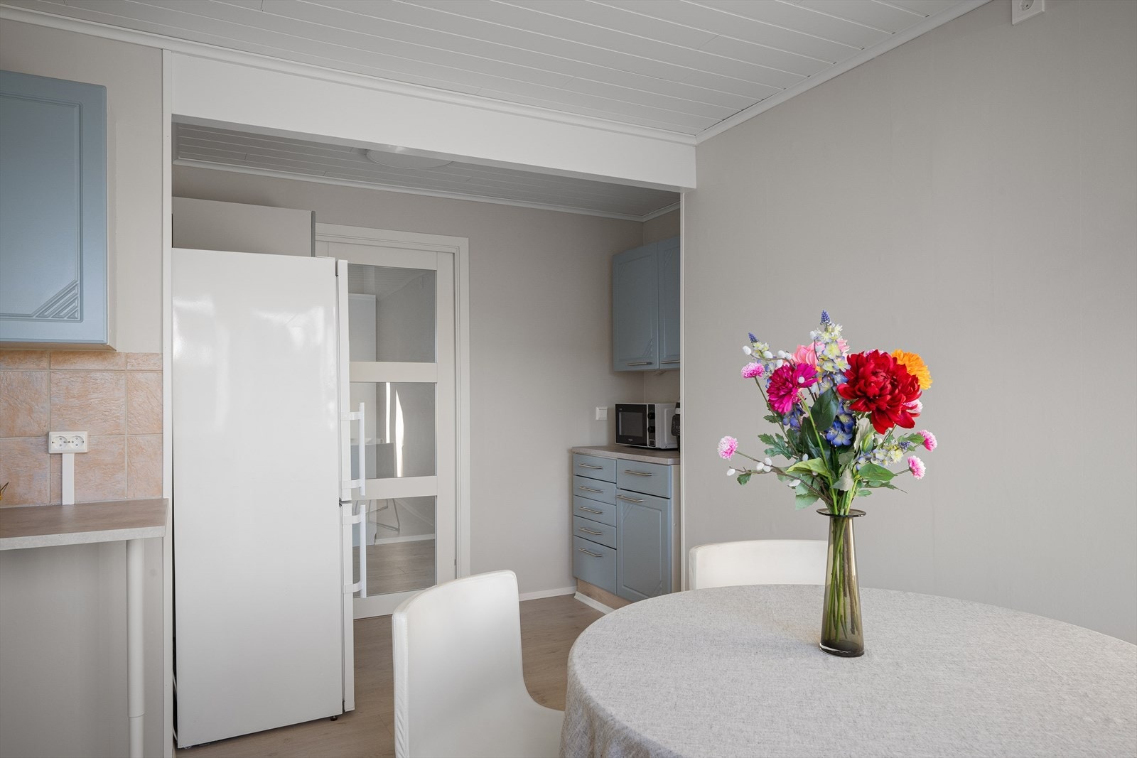 Spisebord i midten gjør at en kan samles under matlaging om ungene har lekser, eller en sosial prat. Delvis modernisert kjøkken med mye lagringsplass og naturlig lys for fin atmosfære. Galleribilde