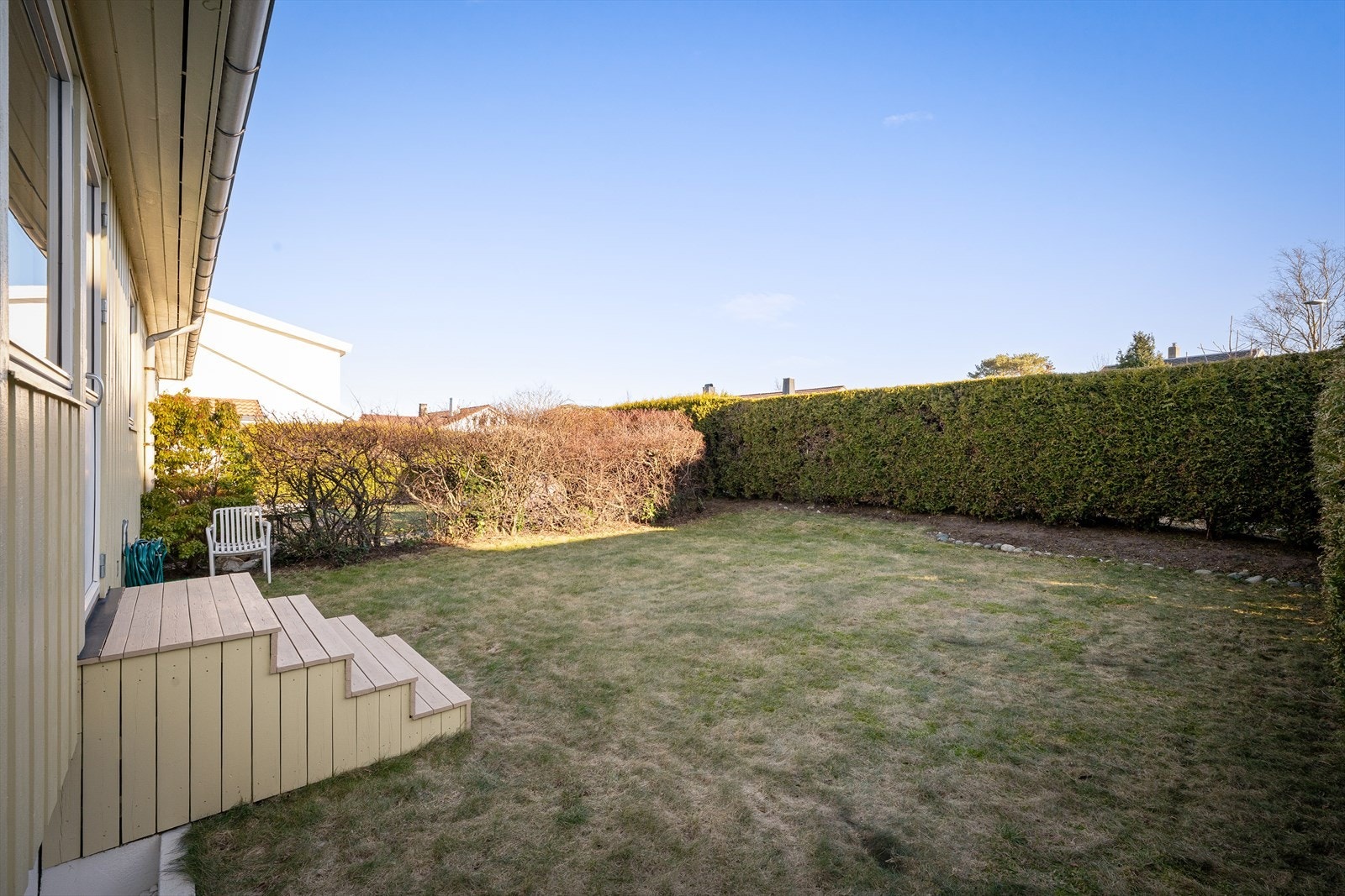 Hage på begge sider av boligen, lettstelt og skjermet - gir boltreplass for enhver anledning og enkelt å ha besøk. Fint for barn eller hund å springe litt rundt. Galleribilde