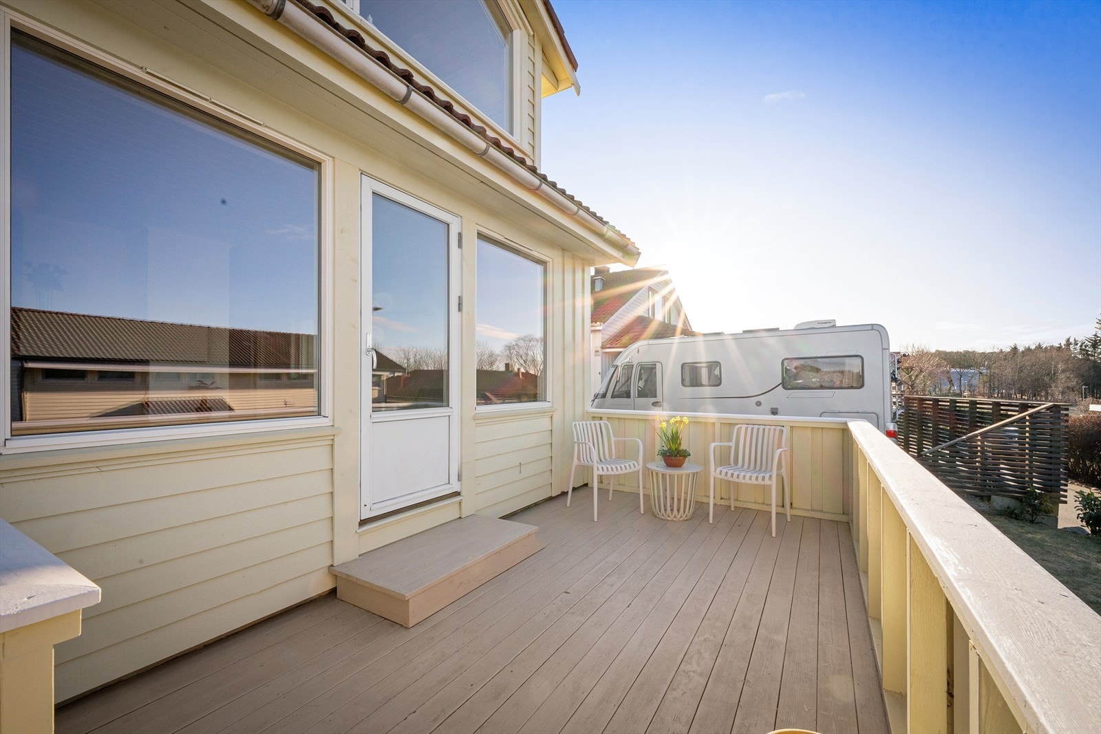 En av flere terrasser og hage på begge sider av boligen med boltreplass for enhver anledning og besøk. Fin flyt mellom inne og ute. Galleribilde