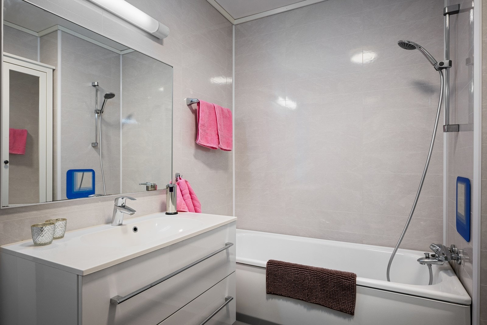 Badet i første etasje er modernisert med innredning og plater på vegg. Praktisk badekar med dusj i, og så har du frittstående dusj på bad nr. 2. Galleribilde