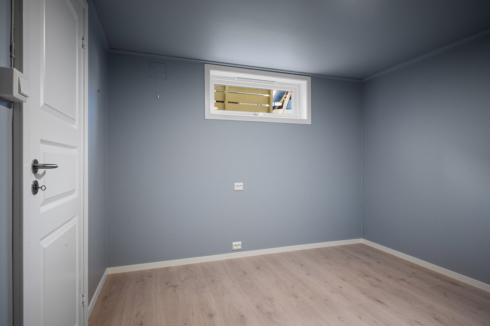 Rom benyttet som gjesterom er ikke byggemeldt som soverom. Mulighet for å utvide vindu ut mot kjellertrappen. (Søknadspliktig.) Galleribilde