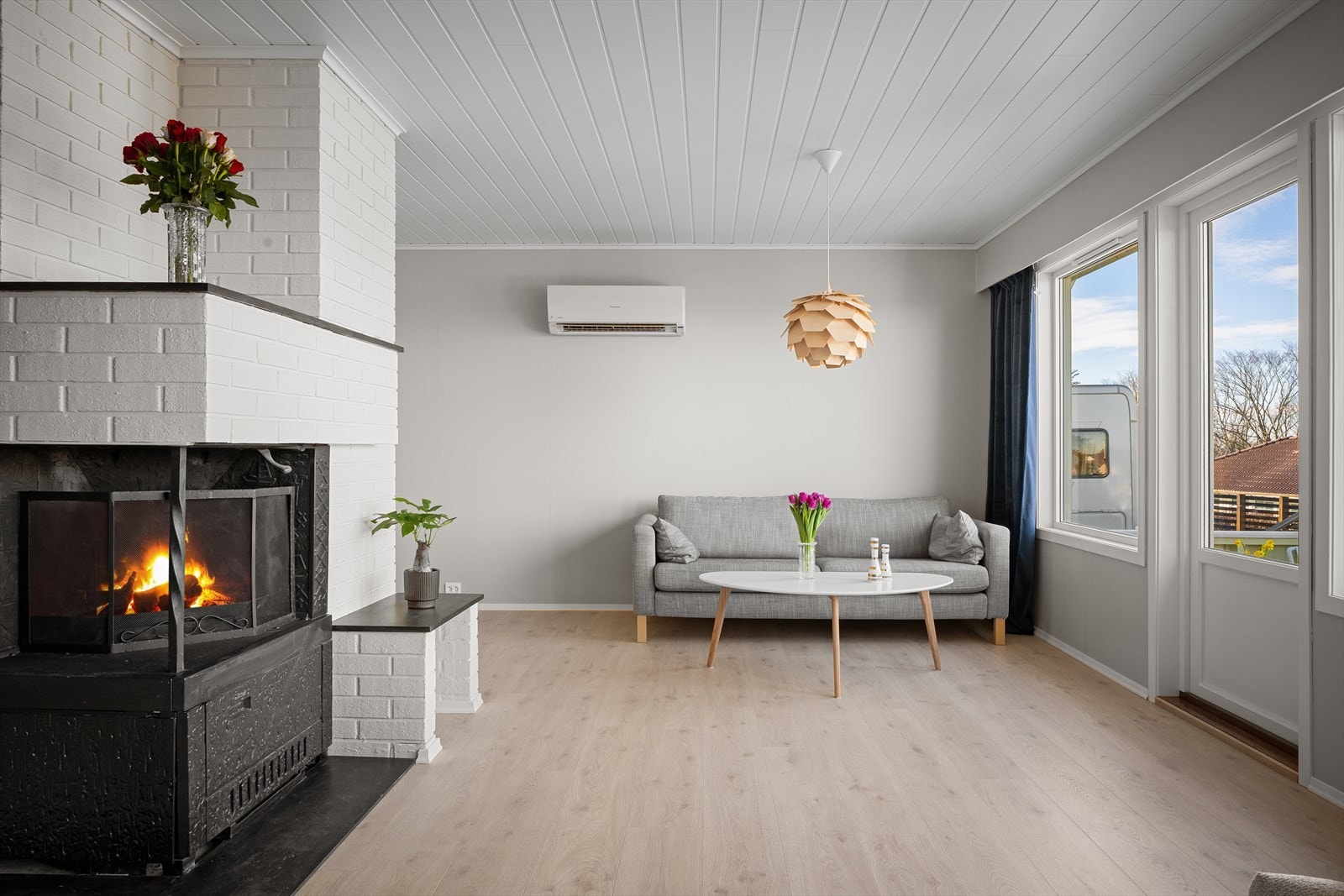 Varmepumpe for jevn temperatur og peis for ekstra kos. Plass til lounge, tv-stue og spisestue eller godstoler. Utgang til solrik terrasse og skjermet hage. Galleribilde