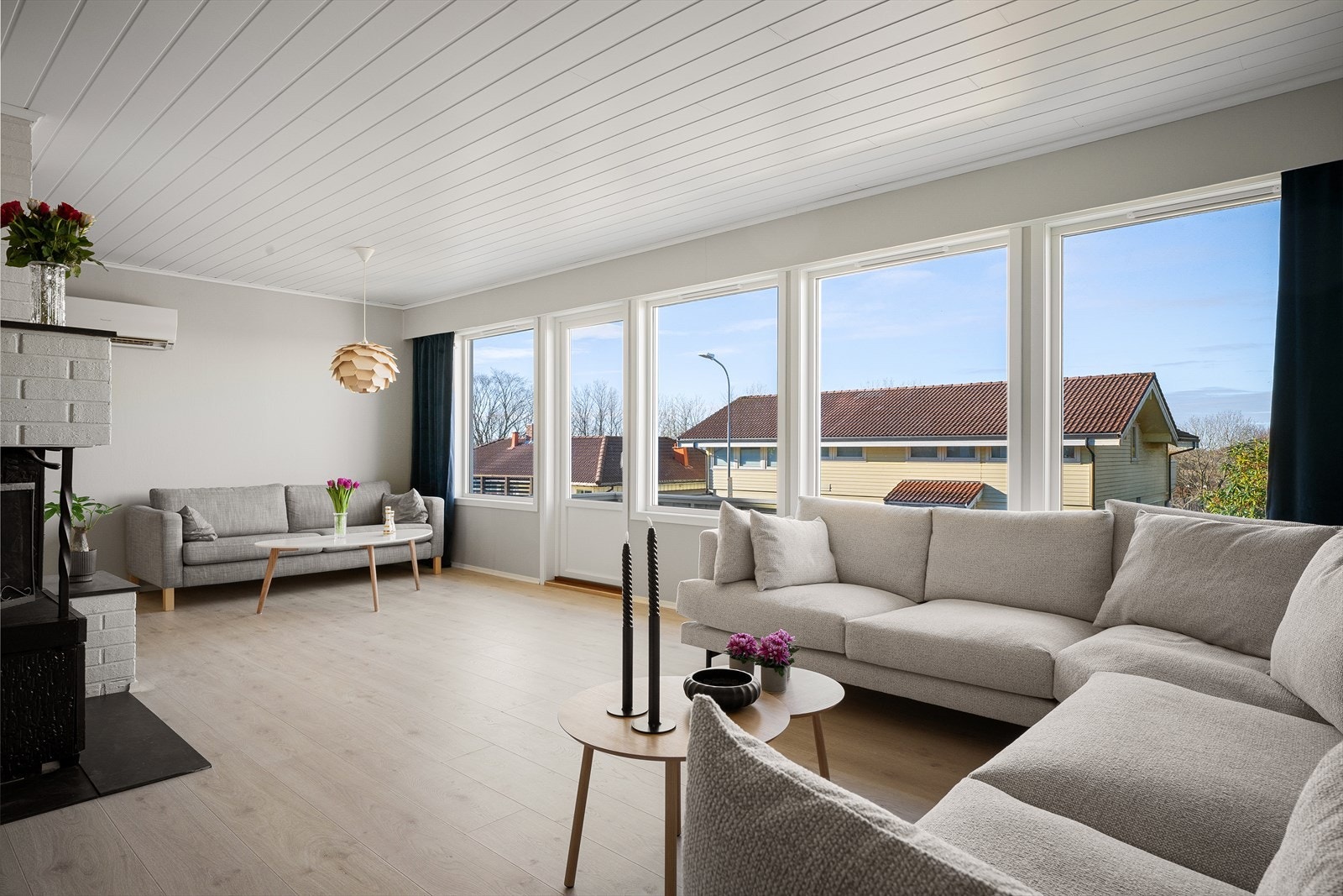 Stuen er romslig og med plass til flere soner møblering. Store vinduer for mye naturlig lys. Peis for ekstra kos. Galleribilde