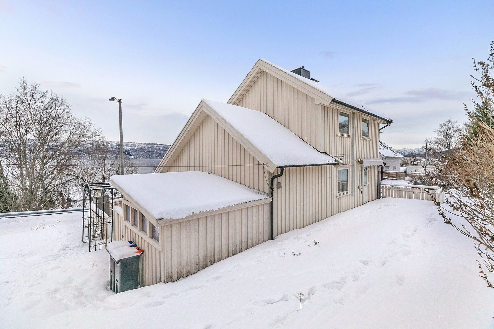 Boligen har fine uteområder og terrasser Galleribilde