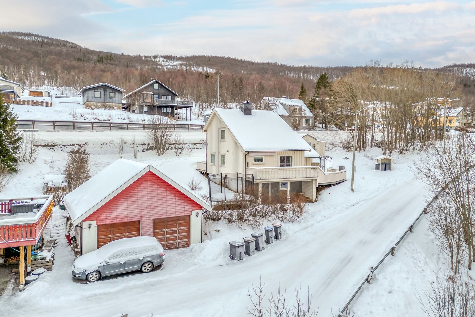Velkommen til Floveien 75! Innholdsrik enebolig med tre soverom, garasje, fin utsikt og god solgang. Fotograf: Kalle Punsvik Galleribilde