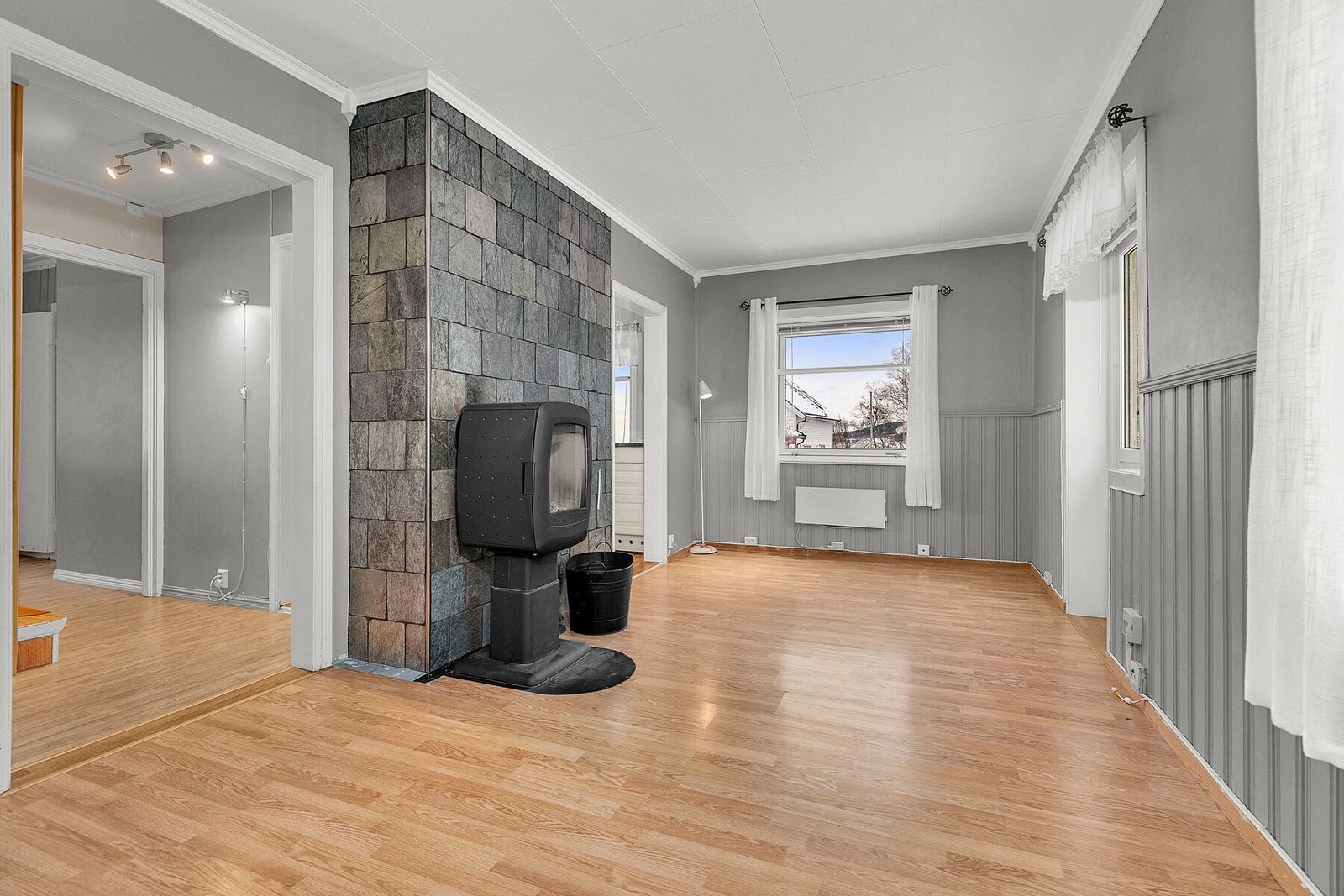 Stue med vedovn og fin utsikt Galleribilde