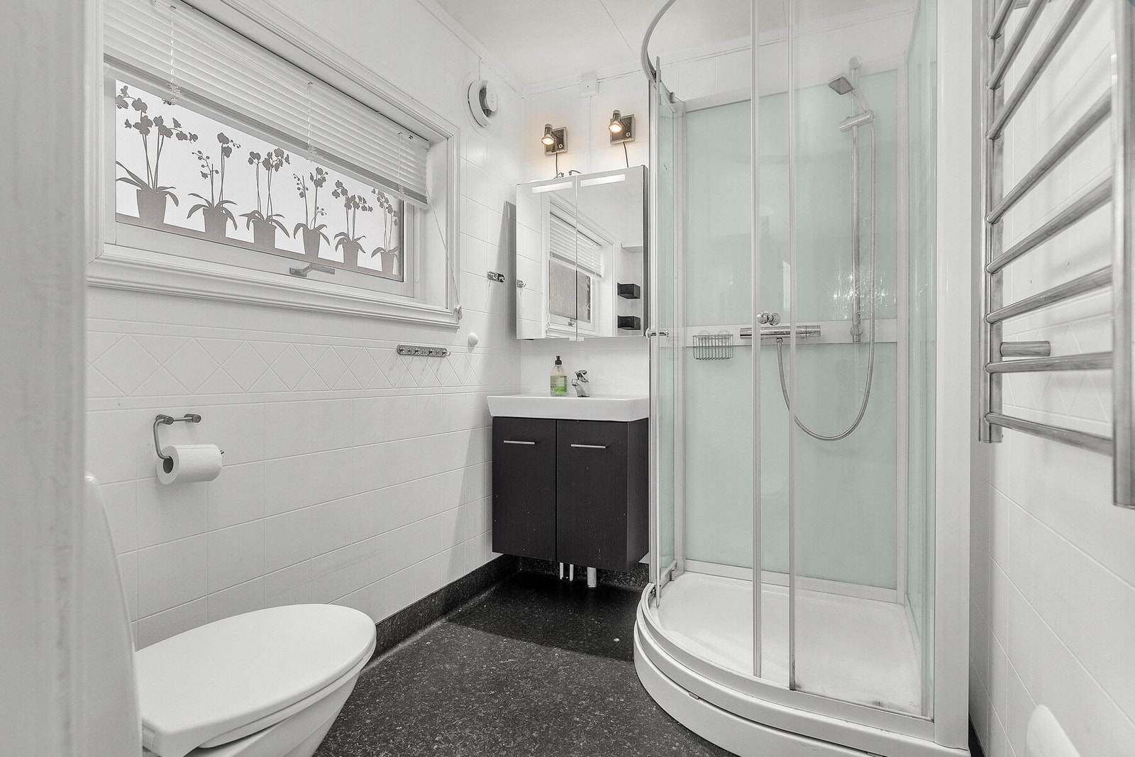 Bad med belegg på gulv og plater på vegg. Galleribilde