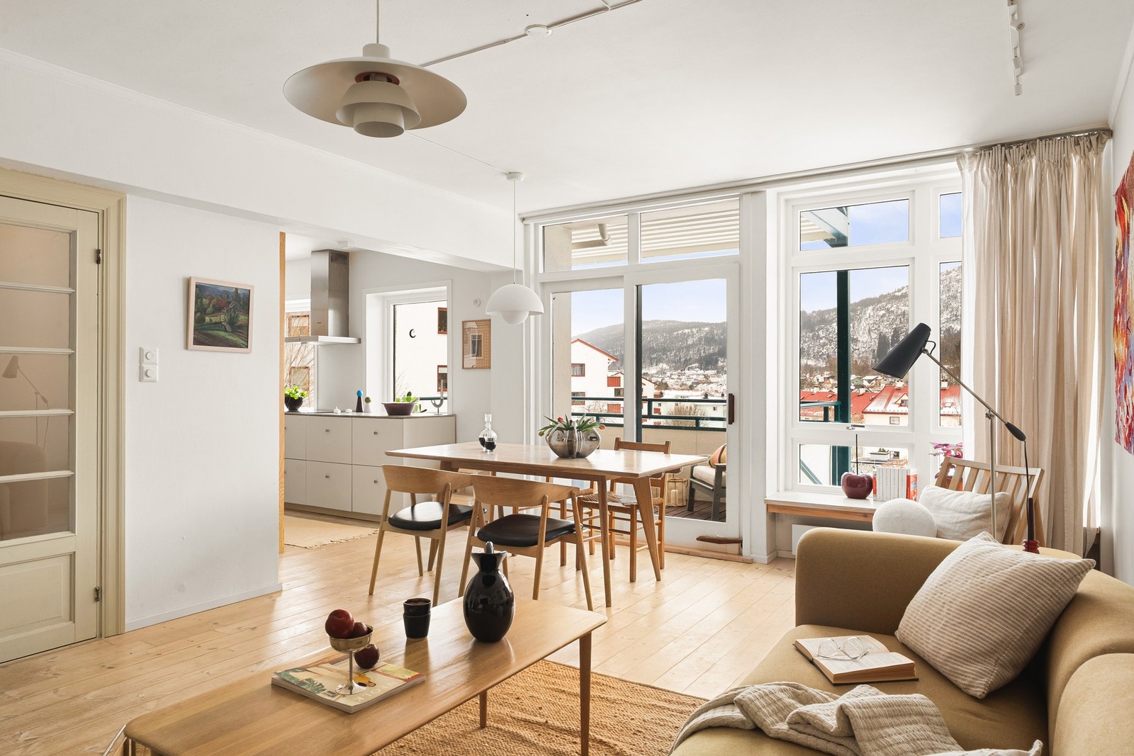 Legg merke til de store vindusflatene som slipper inn mye naturlig lys. Galleribilde