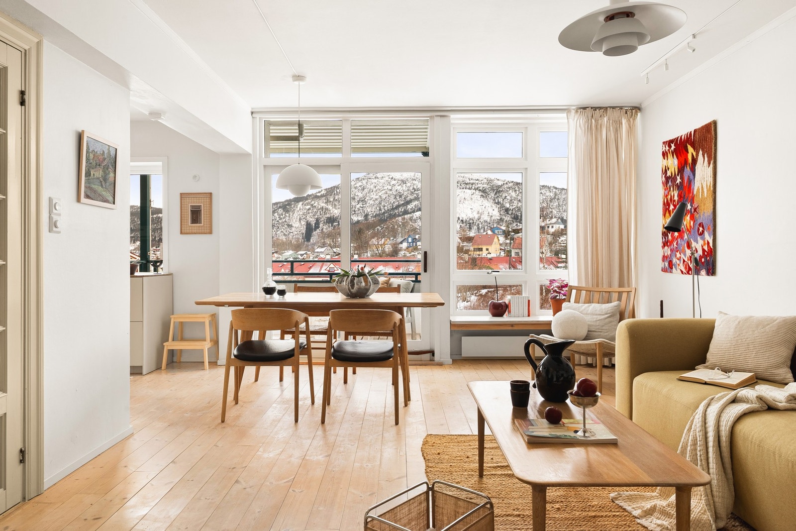 Vi starter med leilighetens naturlige samlingspunkt. Galleribilde