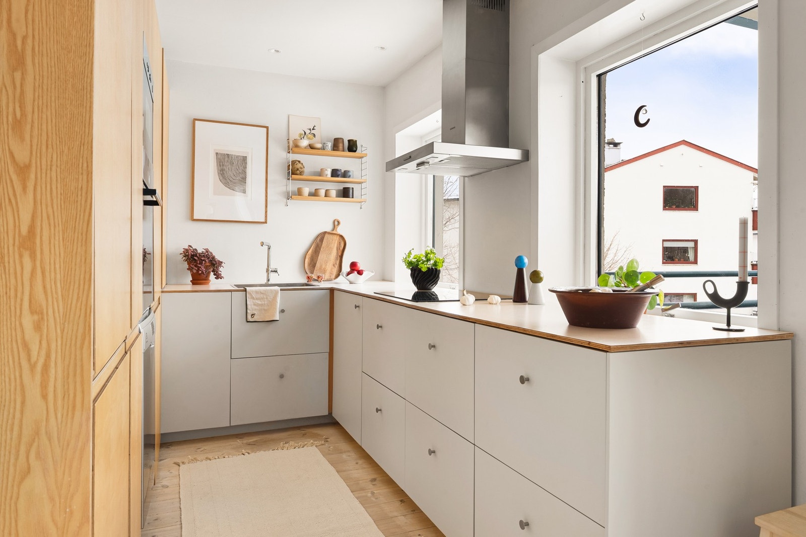 I 2021 ble det montert et lekkert IKEA kjøkken med fronter fra Noremax og ask høyskap. Galleribilde