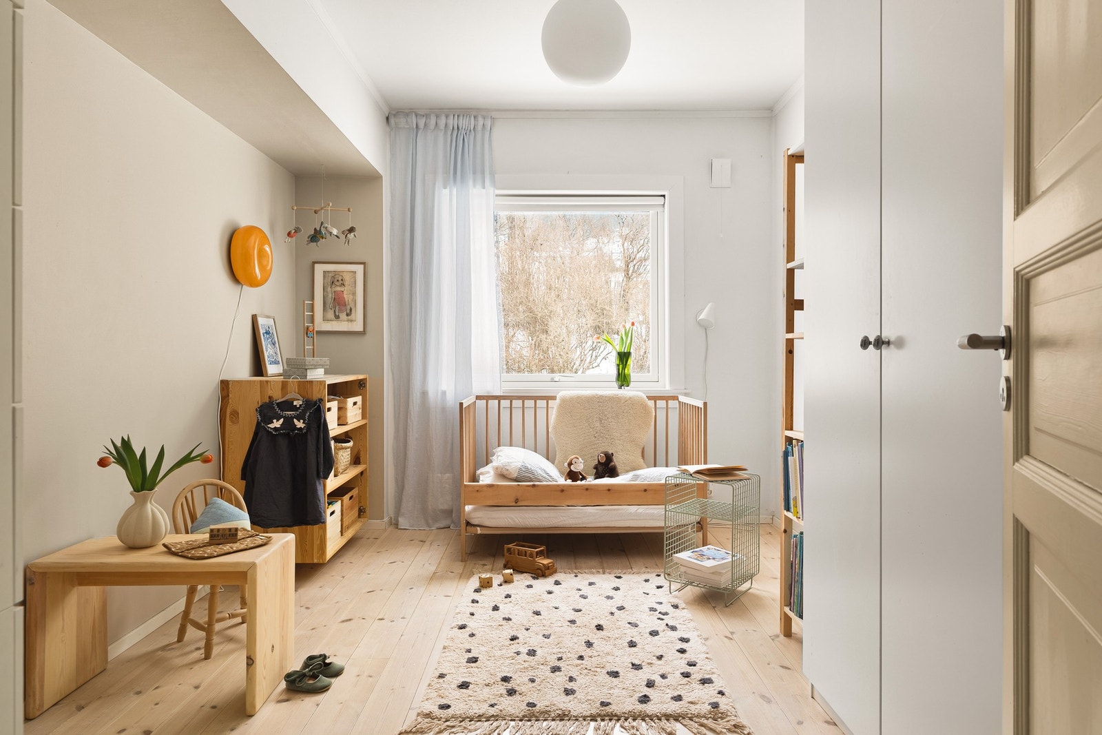 Det andre soverommet måler 11,6 kvm og egner seg godt som barnerom eller gjesterom. Galleribilde