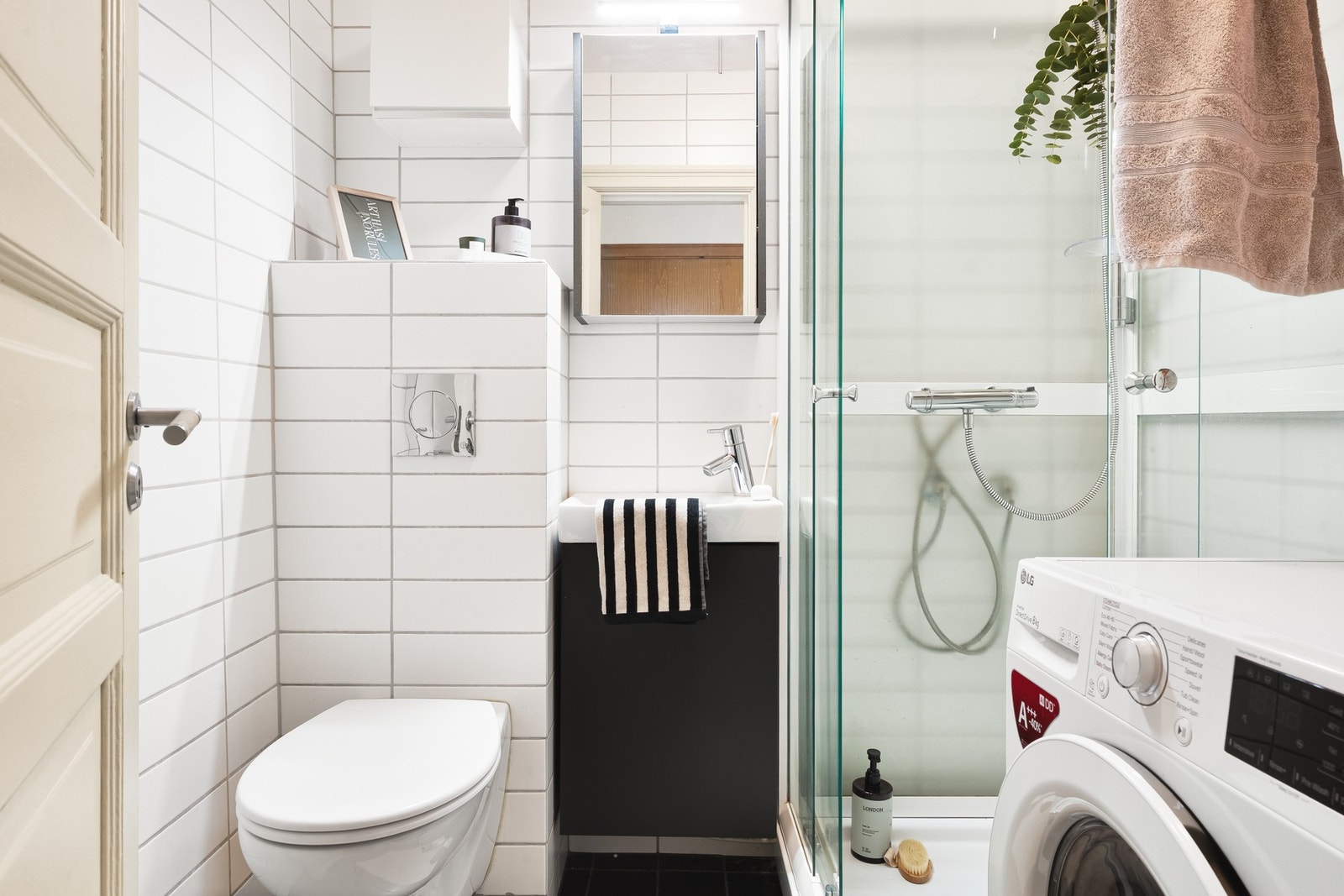 Helfliset bad på 3 kvm med varmekabler i gulvet. Badet er innredet med vegghengt toalett, dusjkabinett, baderomsinnredning og opplegg for vaskemaskin. Galleribilde