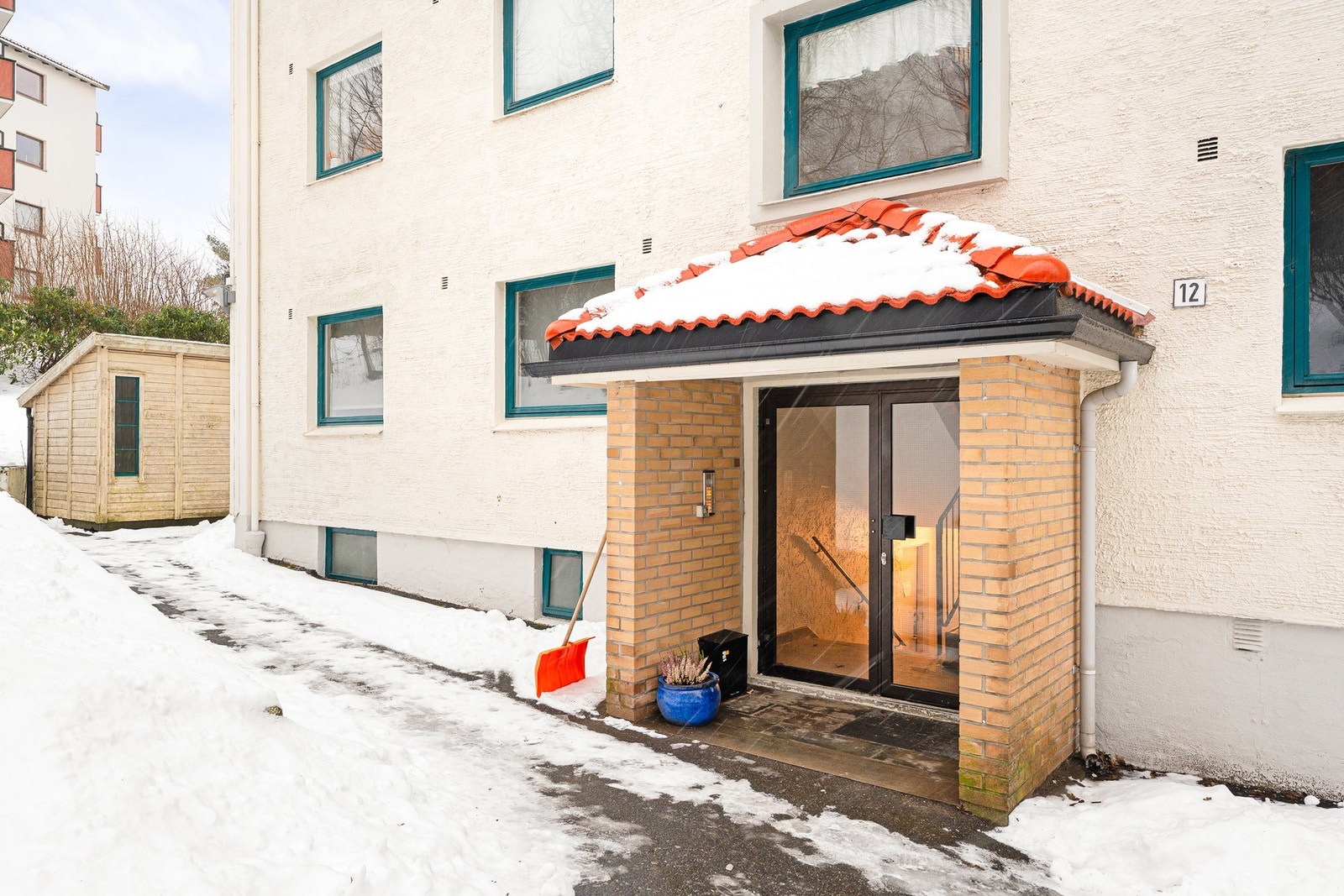 Leiligheten ligger rolig og tilbaketrukket, samtidig som den har en svært sentral beliggenhet i et populært boligområde på Landås. Galleribilde